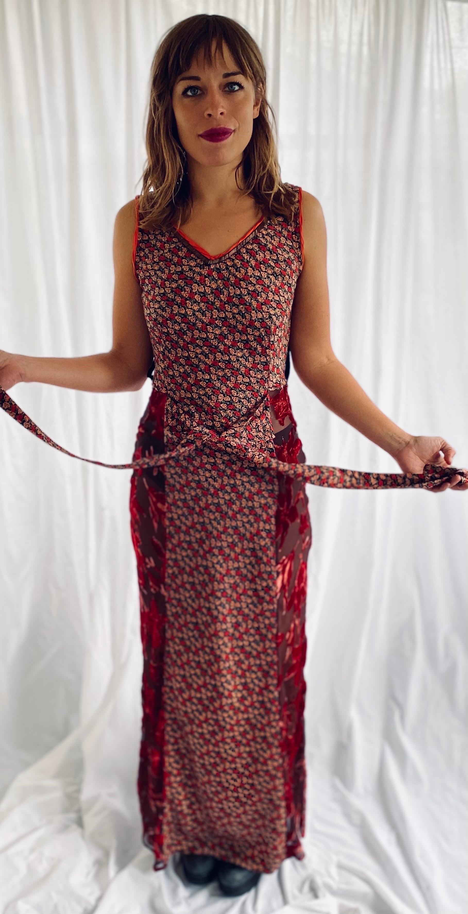 1990s Voyage Invest in the Original dress
100% silk with devore velvet down the sides and back 
Bias cut
Long attached sashes
Copper beading and pale peach ribbon trim
Labeled one size
Made in England 
Excellent condition