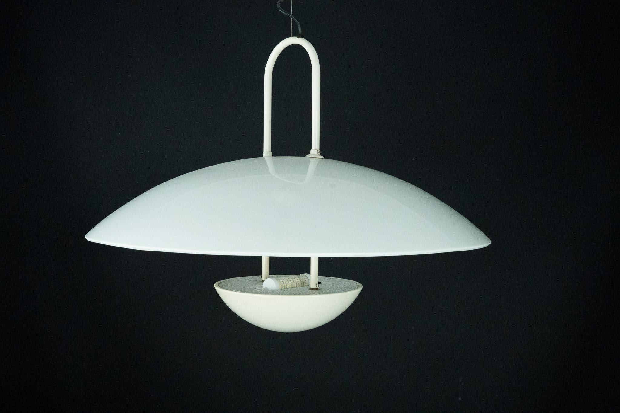 Lampada a sospensione vintage anni '90 di colore bianco con paralume in vetro. Italia in vendita 3