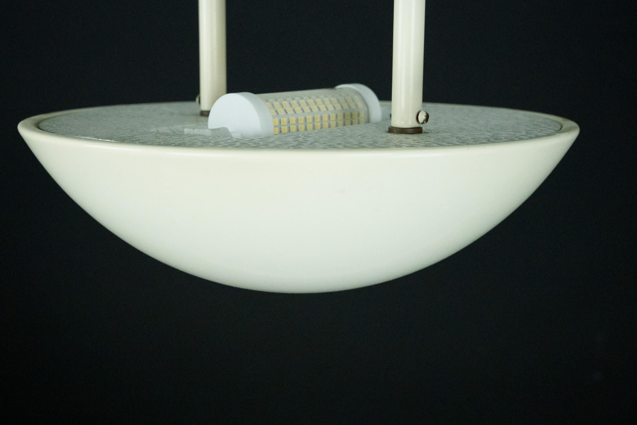 Lampada a sospensione vintage anni '90 di colore bianco con paralume in vetro. Italia in vendita 6