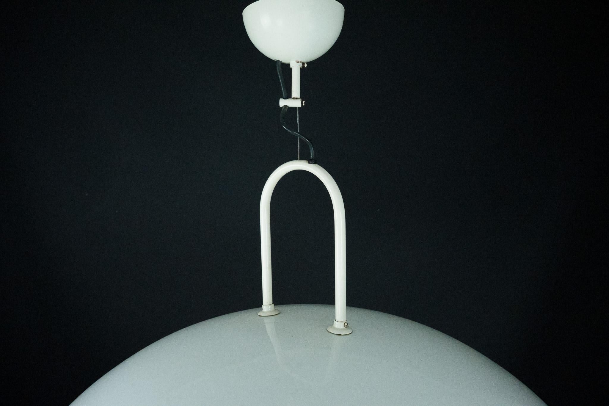 Lampada a sospensione vintage anni '90 di colore bianco con paralume in vetro. Italia in vendita 7