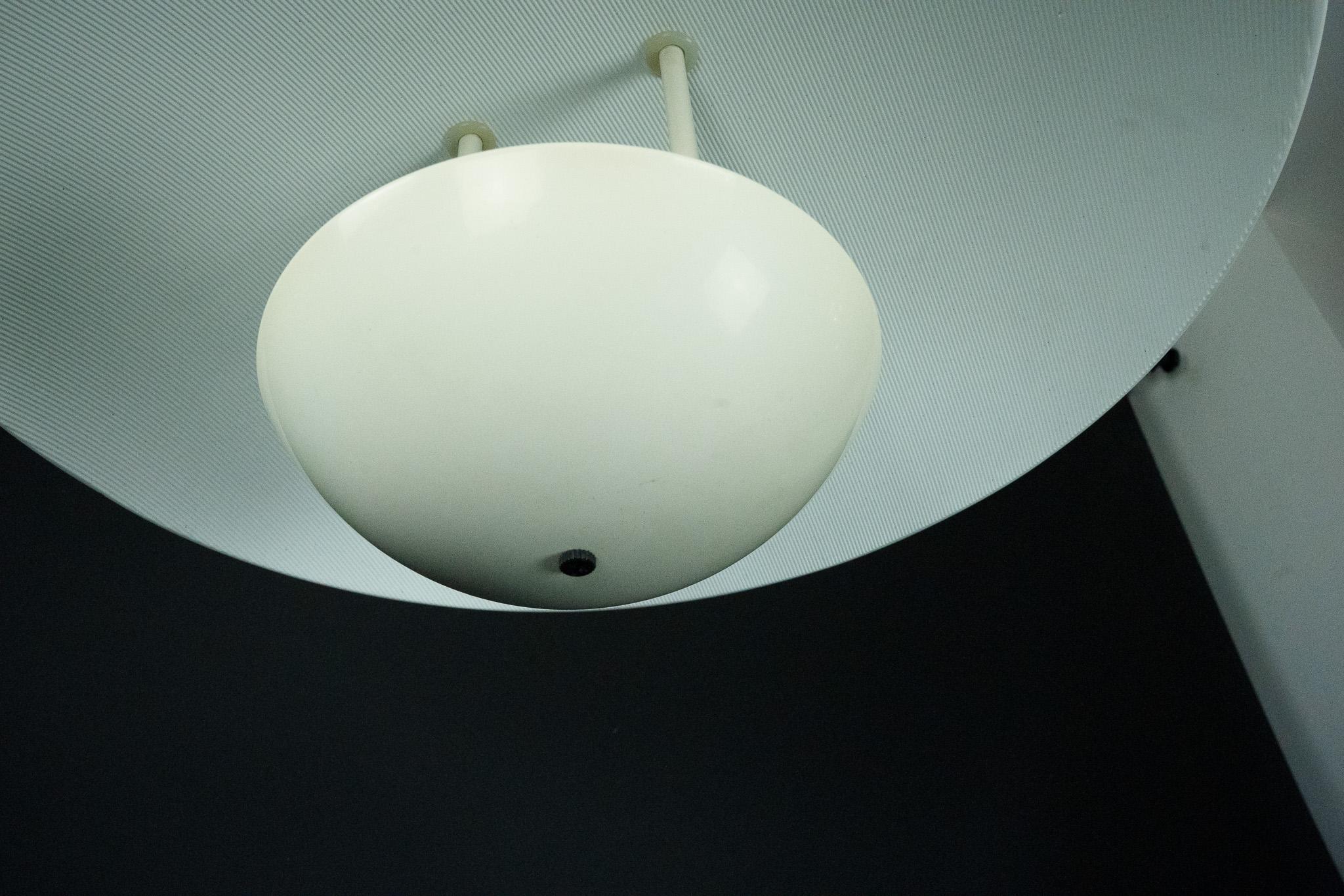 Lampada a sospensione vintage anni '90 di colore bianco con paralume in vetro. Italia in vendita 8