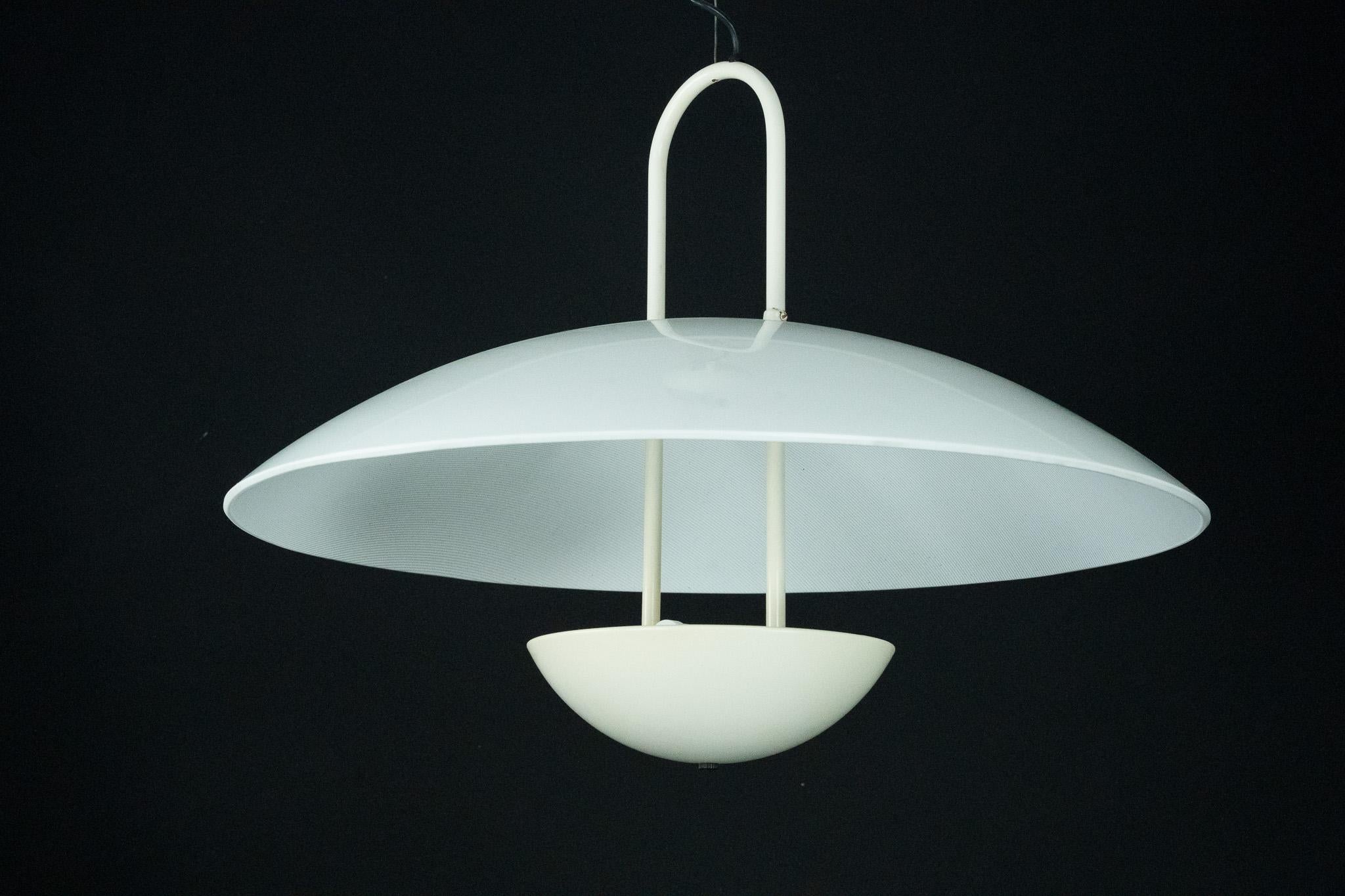 Elegante lampada a sospensione degli anni '90 dal caratteristico design modernista. La lampada presenta una finitura bianca lucida e una struttura scultorea a doppia cupola: un grande paralume in vetro abbinato a una ciotola inferiore più piccola
