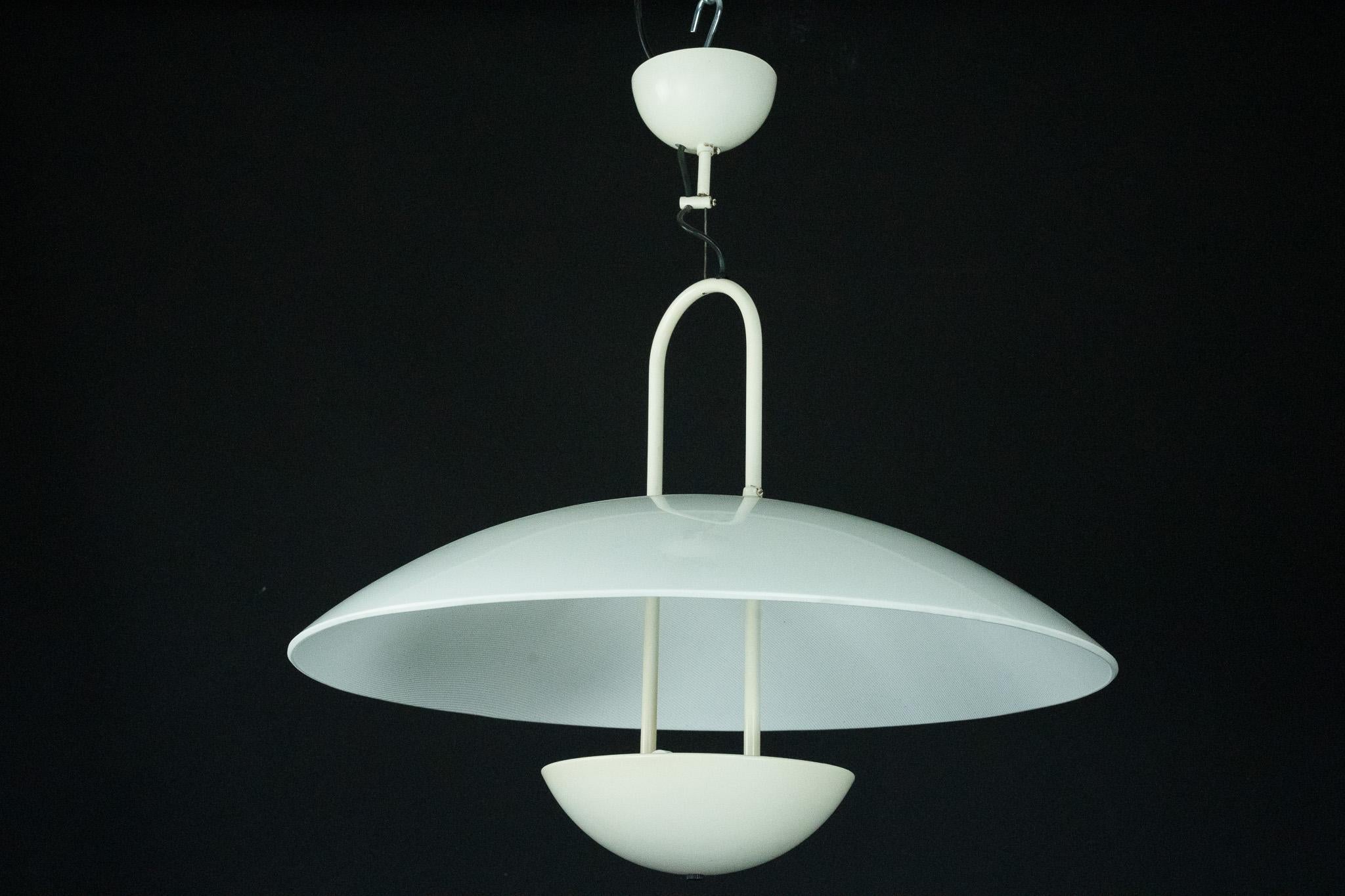Moderno Lampada a sospensione vintage anni '90 di colore bianco con paralume in vetro. Italia in vendita