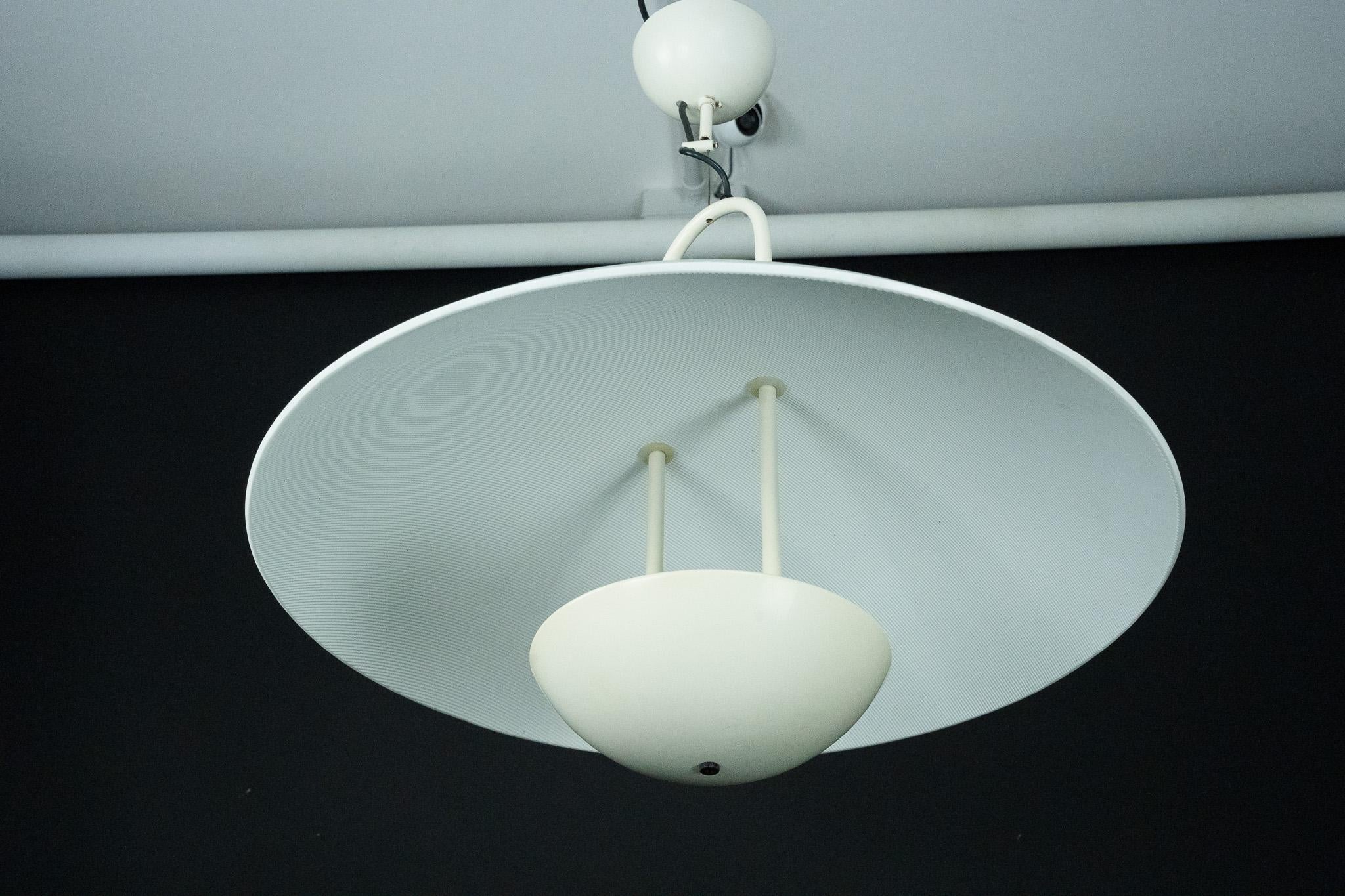 Italiano Lampada a sospensione vintage anni '90 di colore bianco con paralume in vetro. Italia in vendita