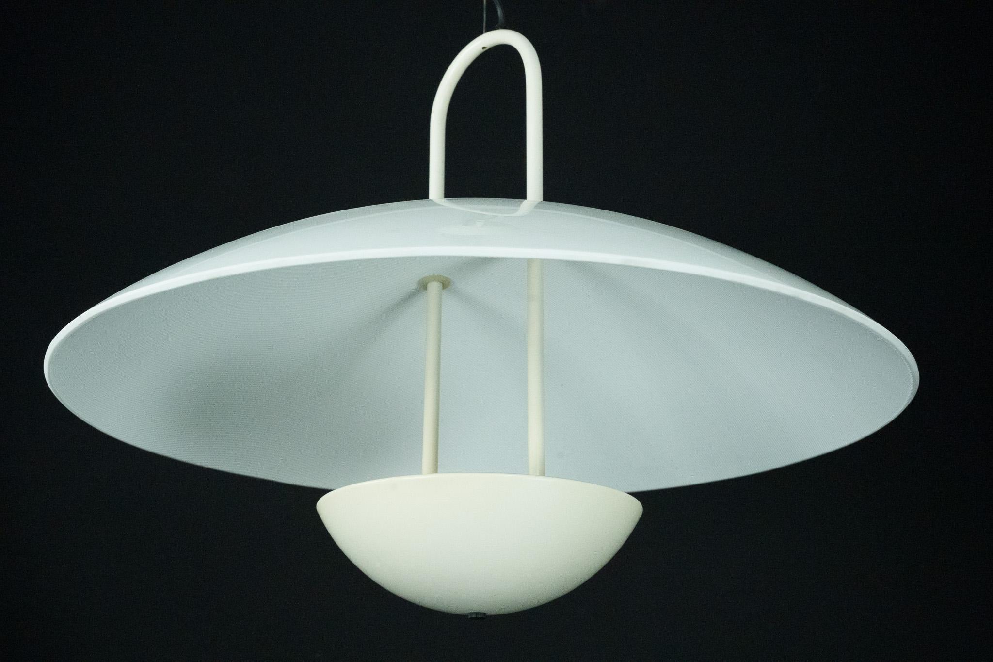 Lampada a sospensione vintage anni '90 di colore bianco con paralume in vetro. Italia In condizioni buone in vendita a Catania, CT
