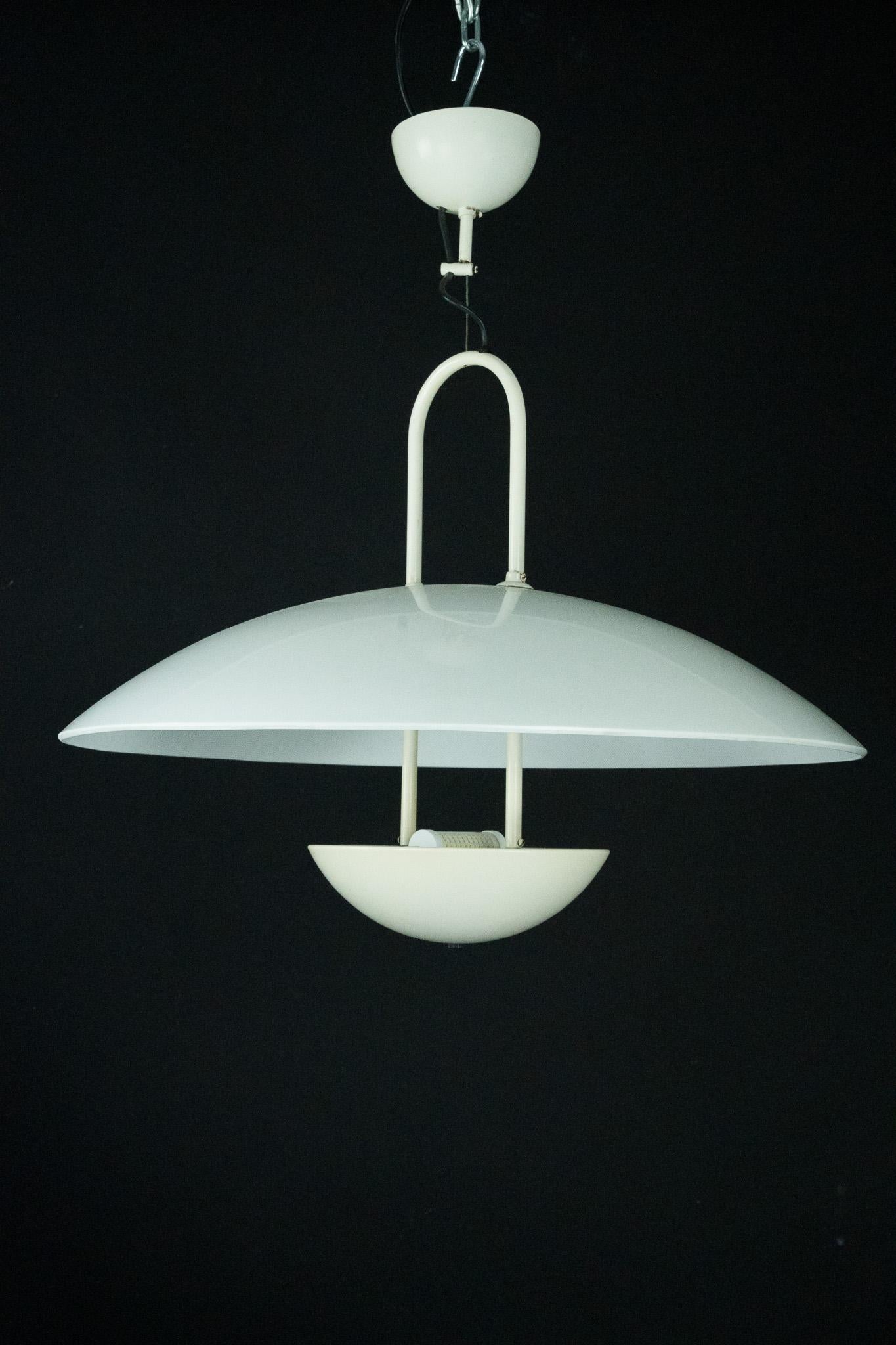 Fine XX secolo Lampada a sospensione vintage anni '90 di colore bianco con paralume in vetro. Italia in vendita