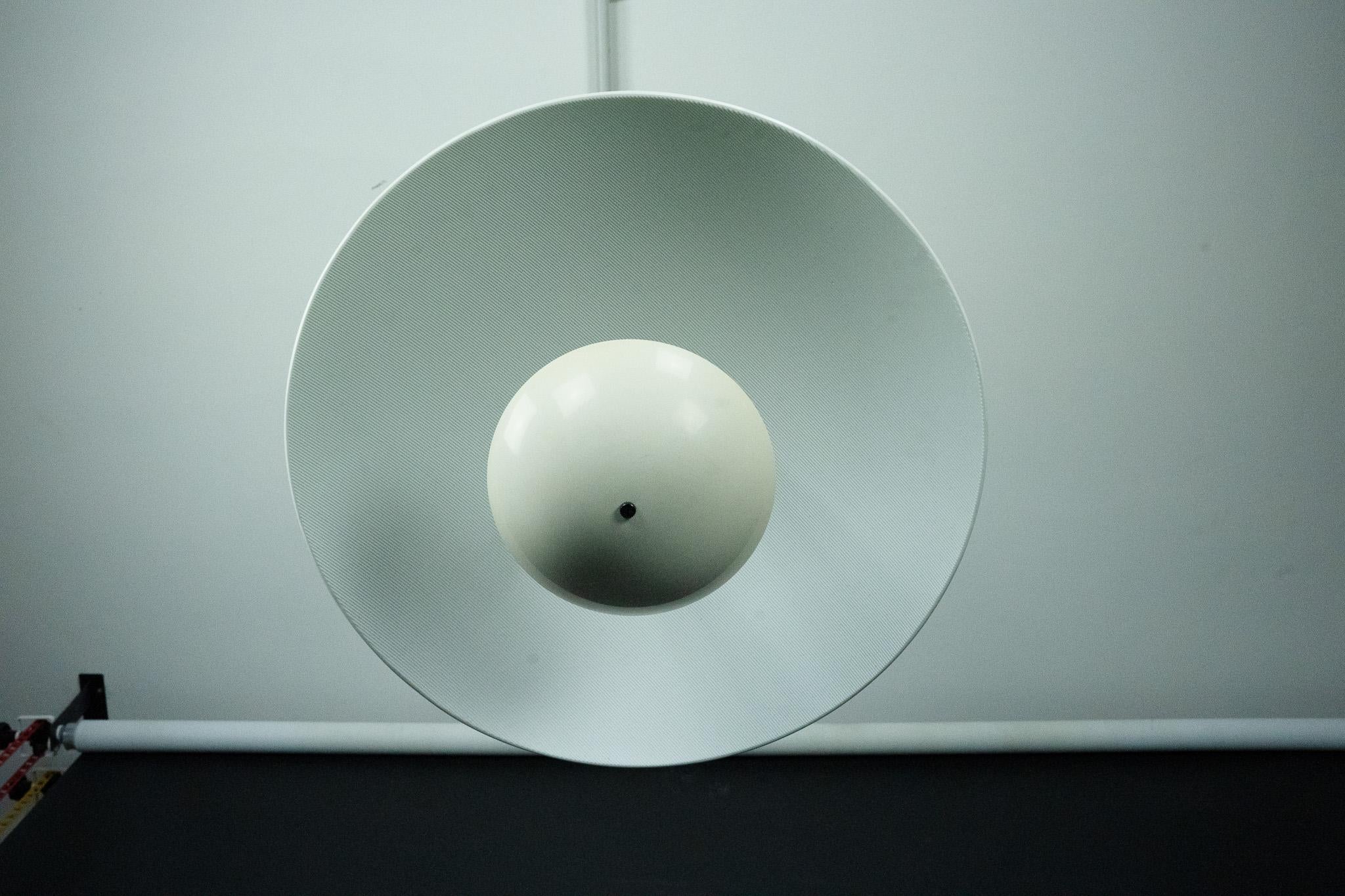 Metallo Lampada a sospensione vintage anni '90 di colore bianco con paralume in vetro. Italia in vendita