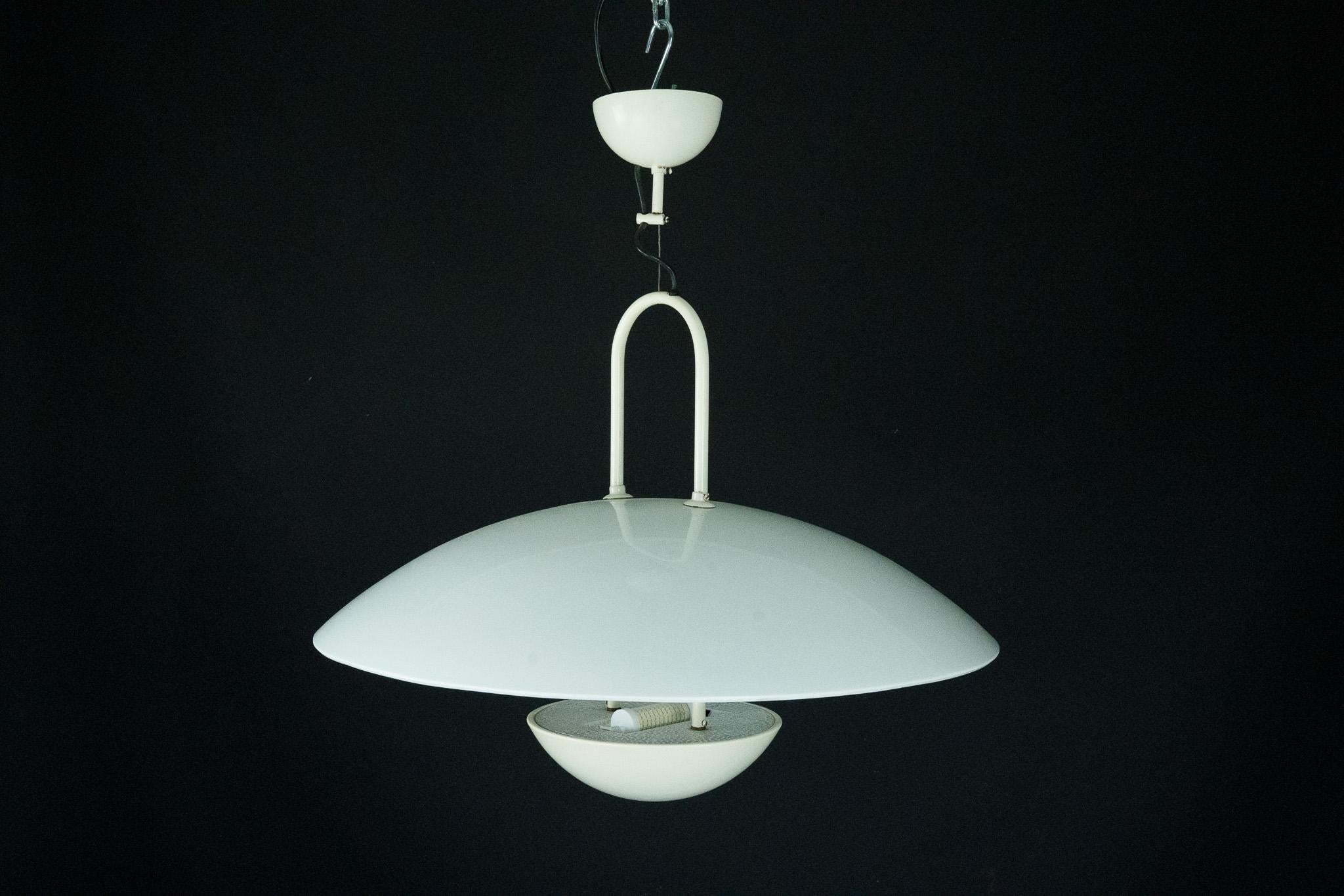 Lampada a sospensione vintage anni '90 di colore bianco con paralume in vetro. Italia in vendita 1
