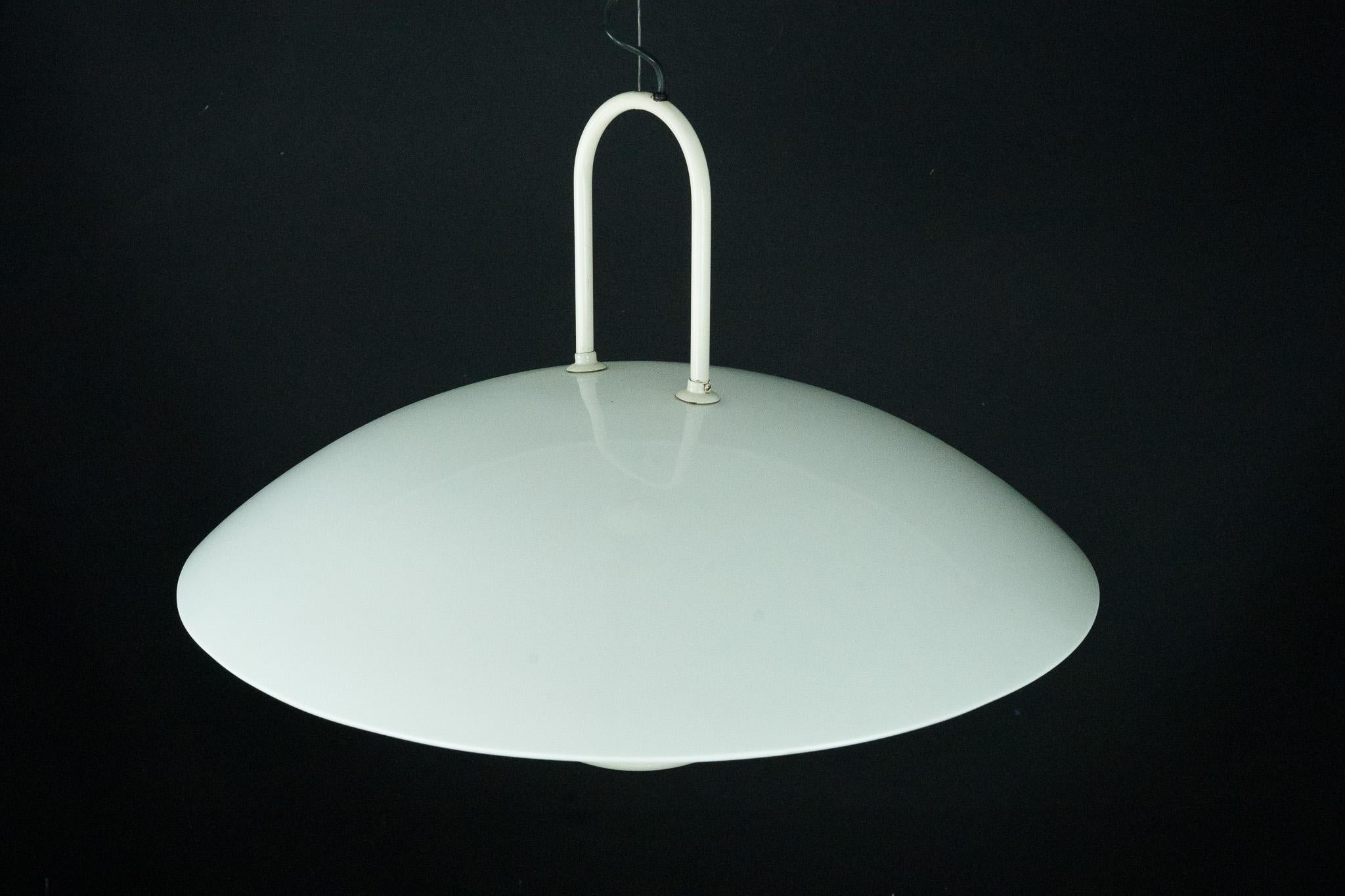 Lampada a sospensione vintage anni '90 di colore bianco con paralume in vetro. Italia in vendita 2