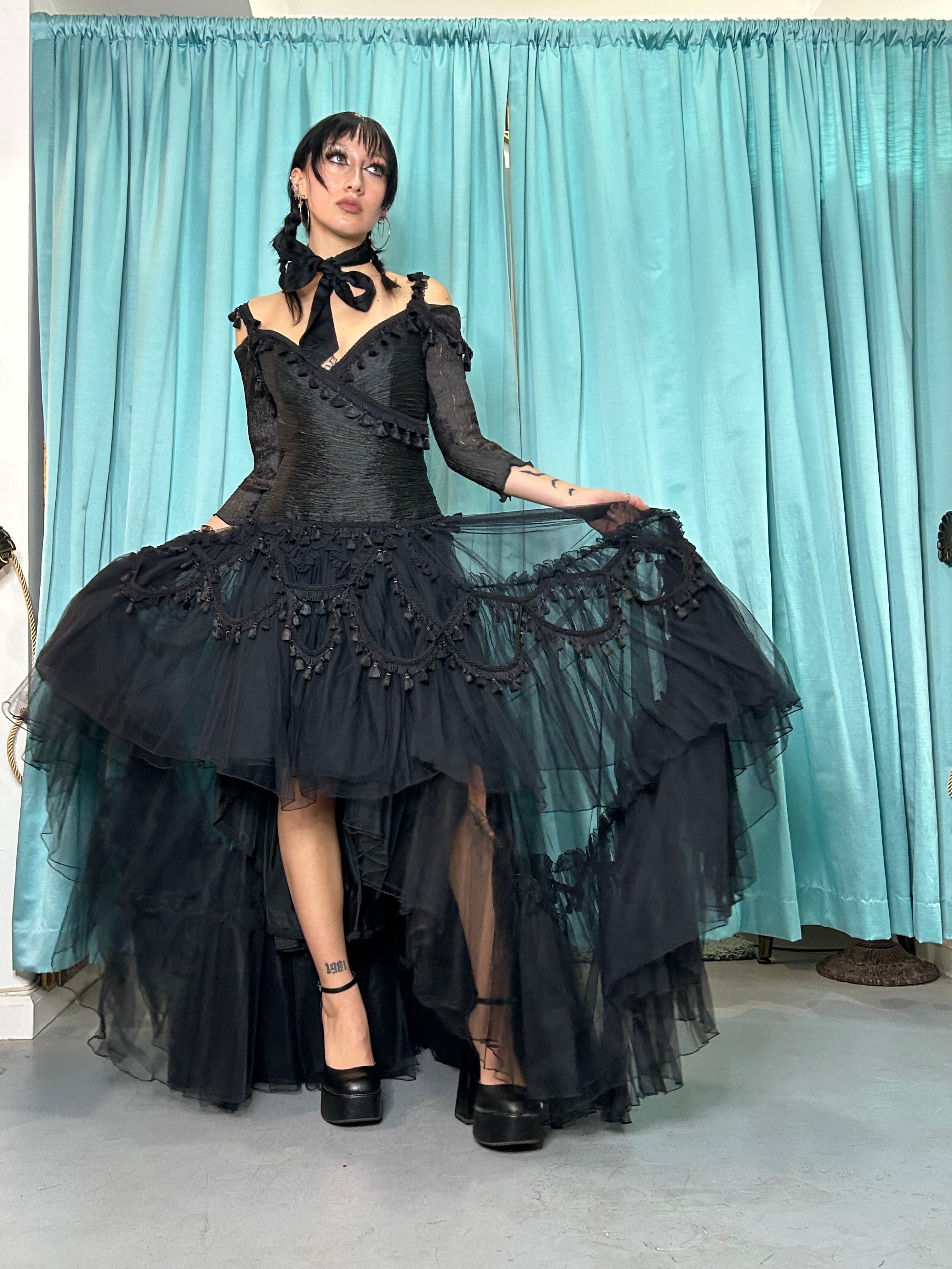 Atemberaubendes schwarzes Gothic-Abendkleid von Zandra Rhodes aus den frühen 1990er Jahren. Zandra Rhodes war eine der britischen Designerinnen, die London an die Spitze der internationalen Modeszene brachten. Ihre Entwürfe gelten als kreative