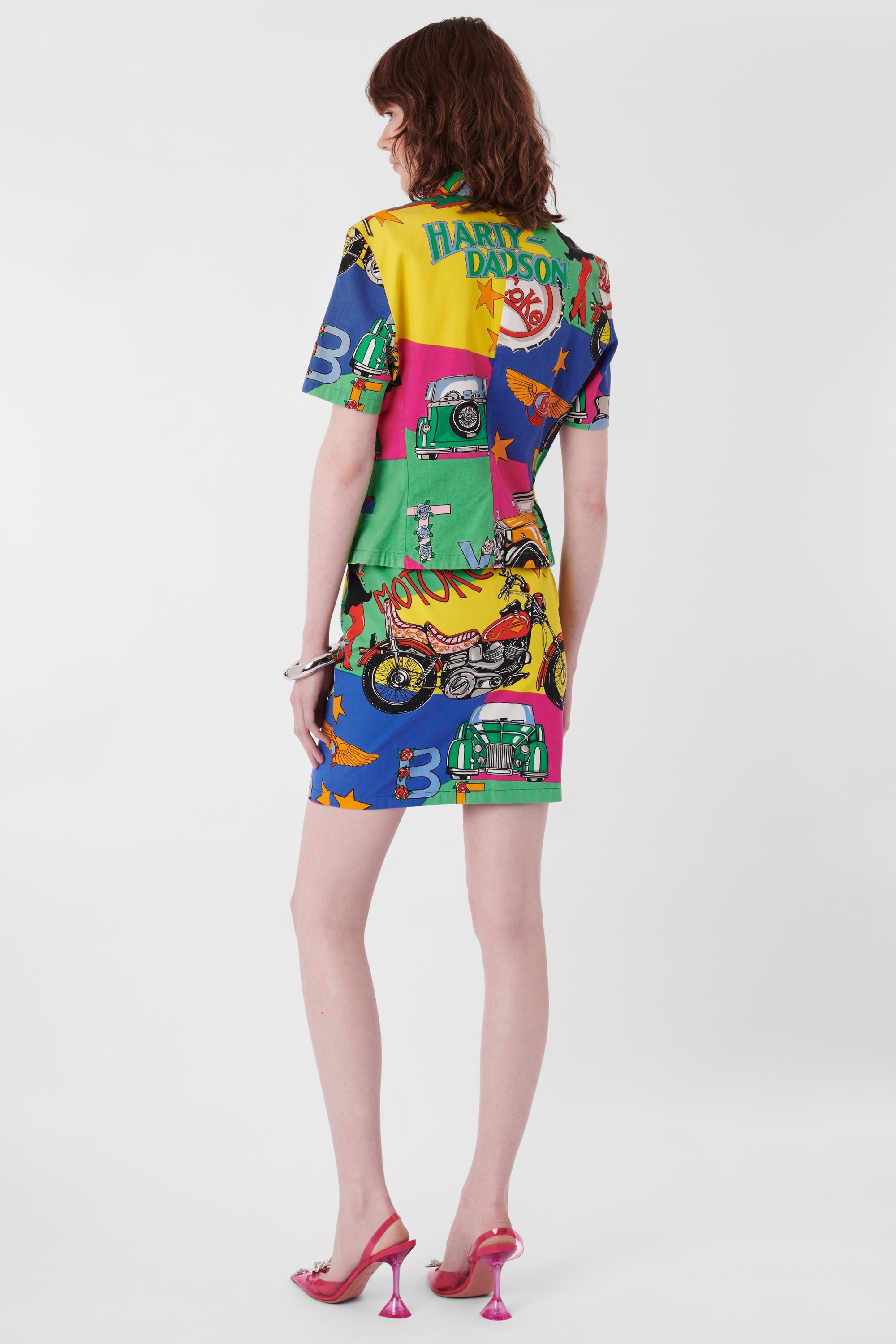 Wir freuen uns sehr, Ihnen dieses kultige Versace 1991 Betty Boop-Kleidungsstück präsentieren zu können. Merkmale Kurzärmelige Jacke mit einfachem Knopf und Vordertaschen und hochtaillierter Minirock mit Reißverschluss und Knopf zum Schließen und