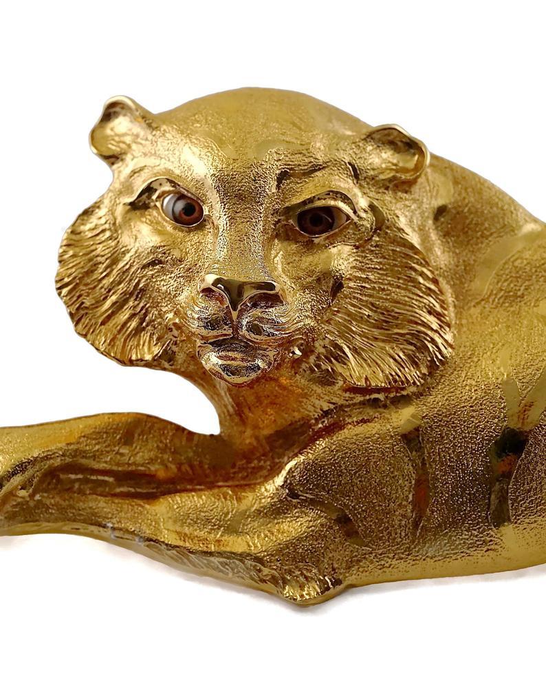 Vintage 1991 CHRISTOPHER ROSS Sculpture Tiger Belt Buckle

Measurements:
Height: 4.44 inches (11.3 cm)
Width: 6.77 inches (17.2 cm)

Born in Manhattan, New York, contemporary sculptor CHRISTOPHER ROSS has earned an international reputation for his