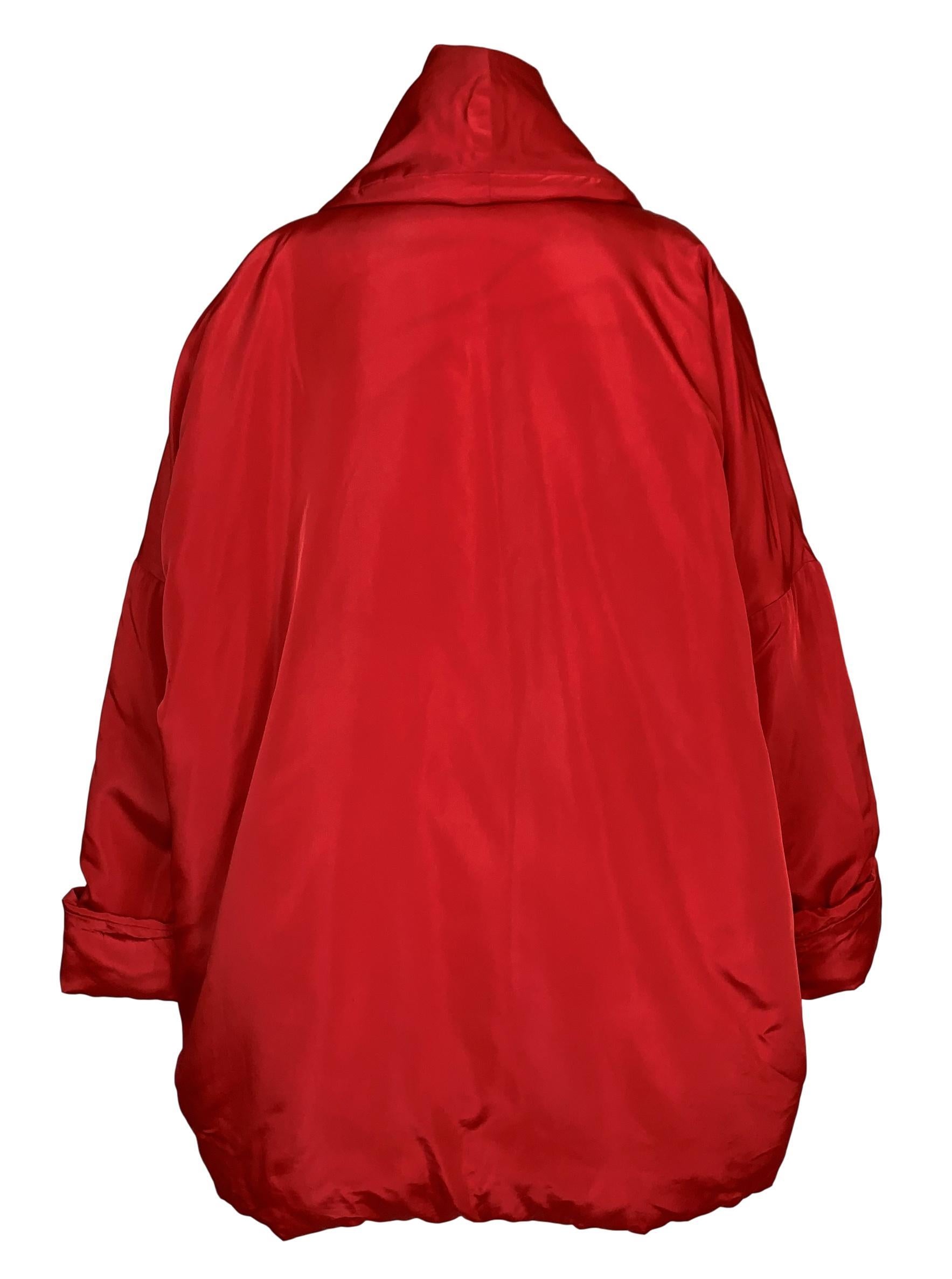 Dolce & Gabbana Roter Satin Puffy Opera Coat Jacke, 1991 im Zustand „Gut“ in Yukon, OK