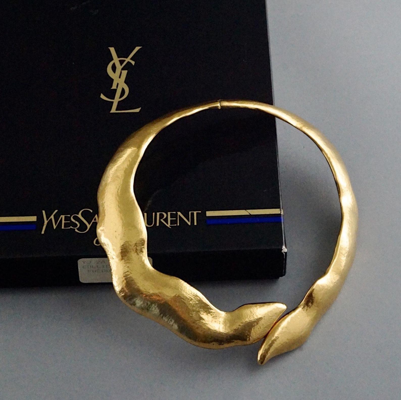Vintage 1991 YVES SAINT LAURENT Ysl Snake Serpent Rigid Choker Necklace

Measurements:
Height: 1 3/8 inches (max)
Circumference: 14.37 inches (36.5 cm)

Features:
- 100% Authentic YVES SAINT LAURENT.
- Textured rigid collar necklace in gold tone.
-
