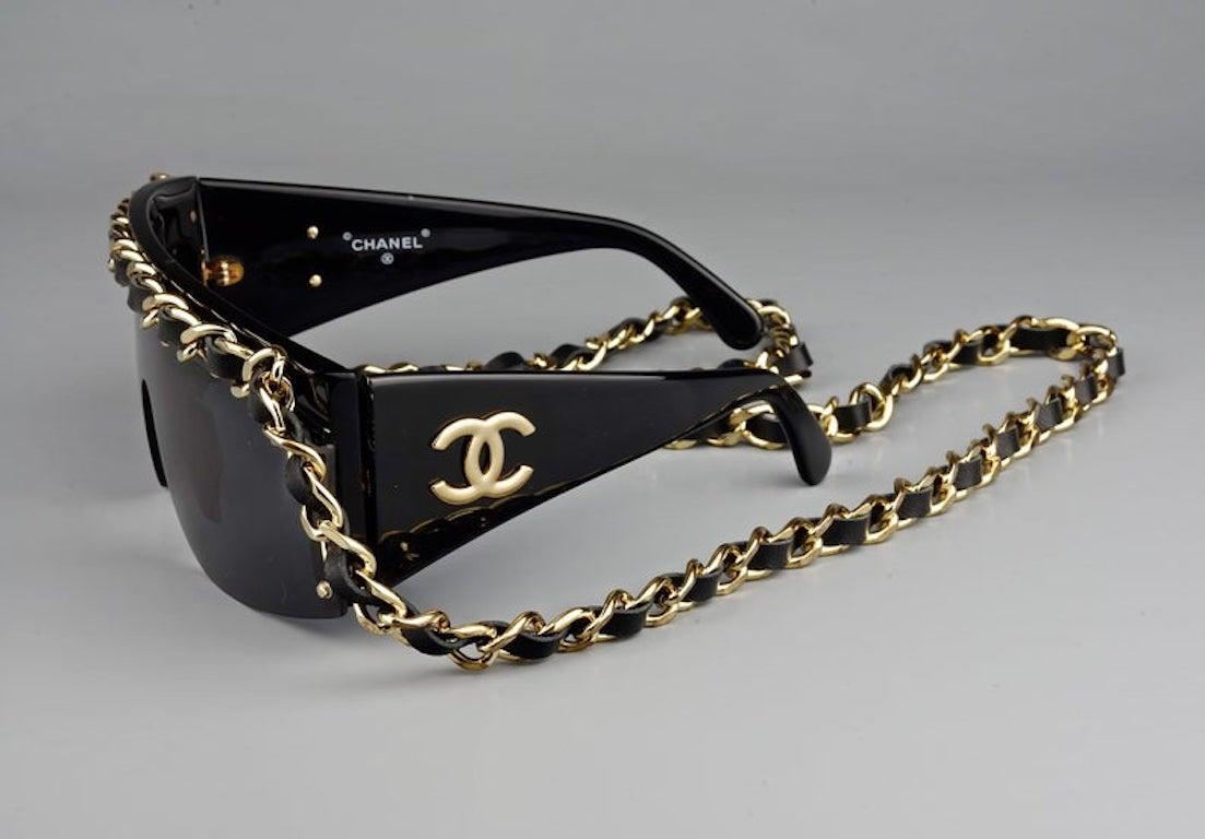 Vintage 1992 CHANEL Iconic Leather Chain Drop Sunglasses In Excellent Condition In Kingersheim, Alsace