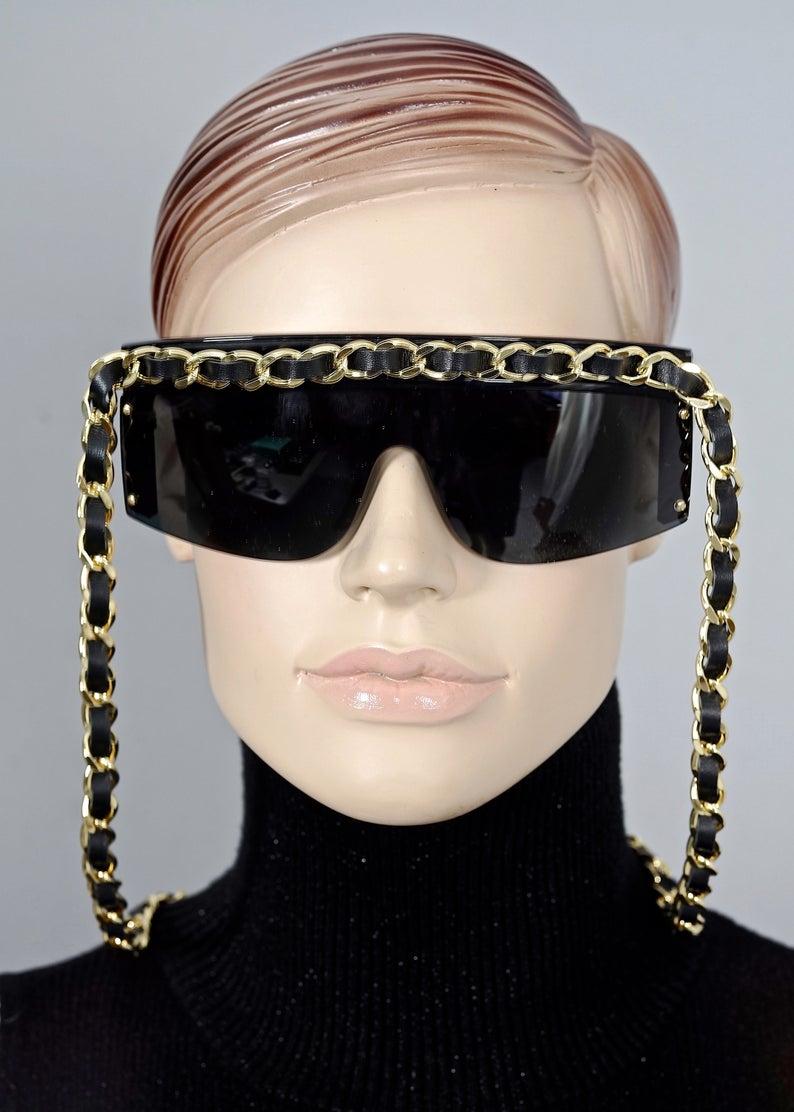 Vintage 1992 CHANEL Iconic Logo Leather Chain Drop Sunglasses In Excellent Condition In Kingersheim, Alsace