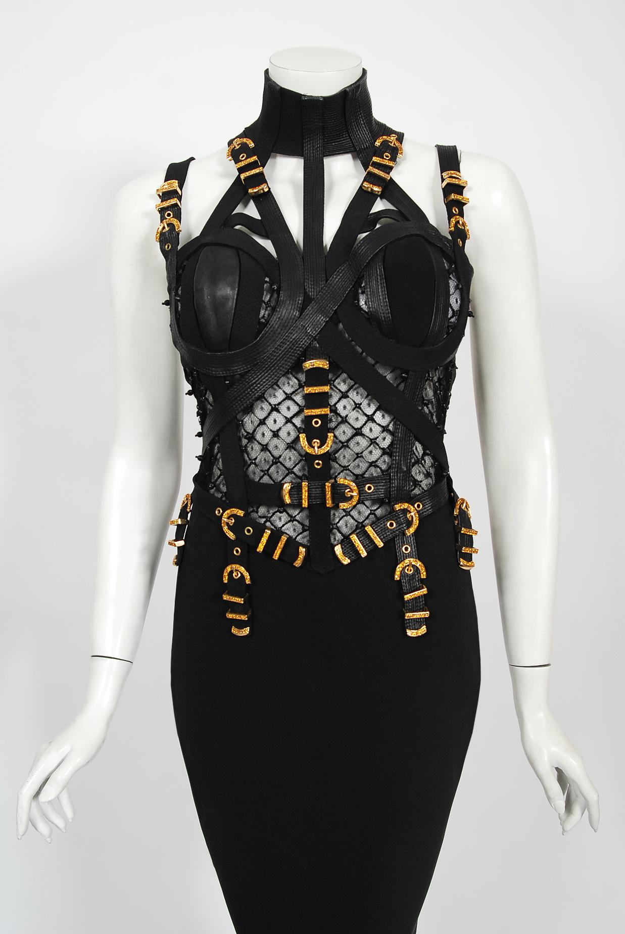 Gianni Versace Couture Robe emblématique en cuir de soie bondage noire documentée, 1992  Pour femmes en vente
