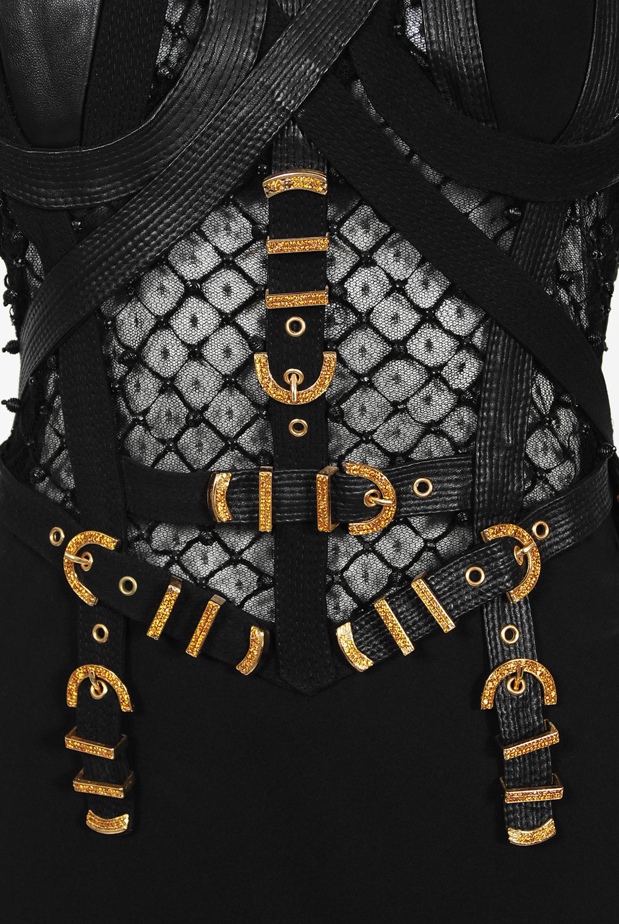 Gianni Versace Couture Robe emblématique en cuir de soie bondage noire documentée, 1992  en vente 2