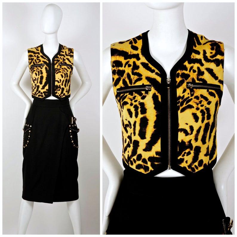 Vintage 1992 GIANNI VERSACE COUTURE Iconic Leopard Print Vest

Measurements:
Shoulder: 14 inches (35.56 cm)
Bust: 33 inches (83.82 cm)
Waist: 28 inches (71.12 cm)
Length: 18 inches (45.72 cm) from nape down to the pointed edges

Features:
- 100%