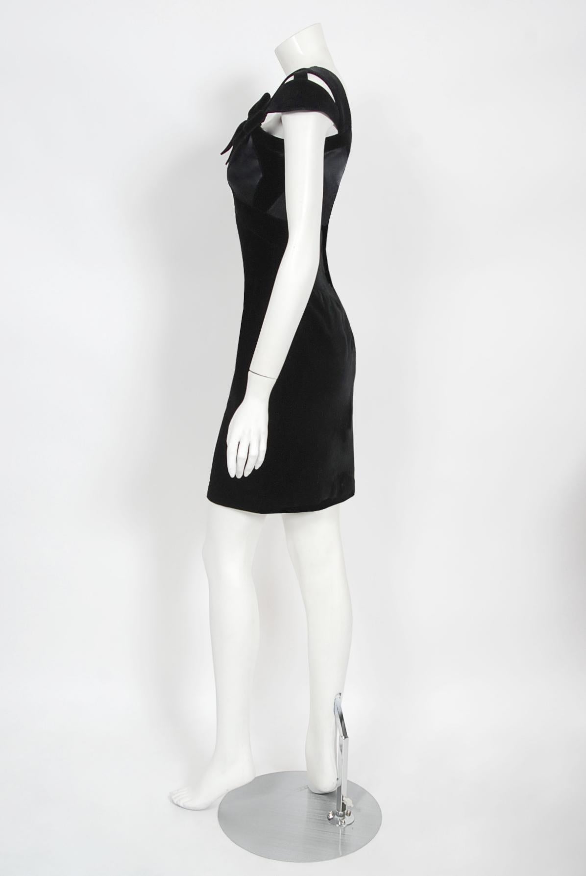 Thierry Mugler Couture - Robe courte vintage en velours et soie noire avec découpes en forme de nœud, 1992 8