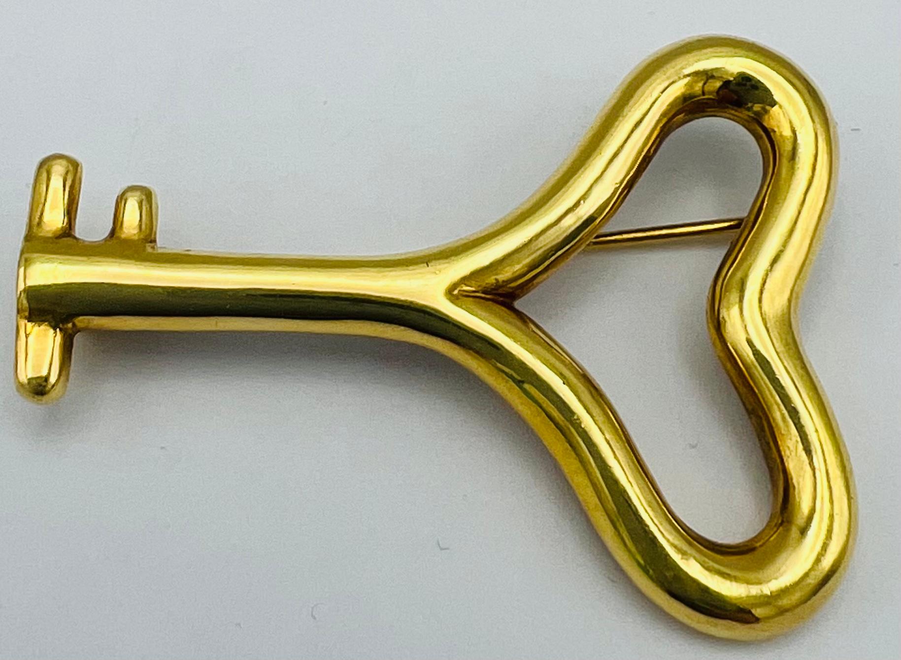 Product details:

The brooch is made out of 18k yellow gold.

Hallmarks: 1993, Cummings, 18K.
Das Gewicht beträgt 12.0 Gramm.
The measurements are 1.75 inches long and 1.25 inches wide.

Note: the brooch can be converted into the pendant upon