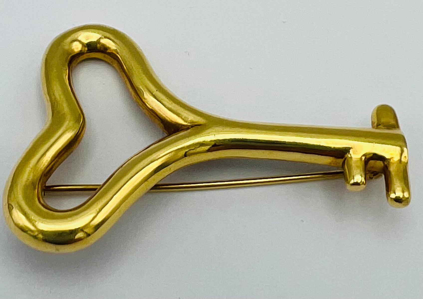 Women's or Men's Vintage 1993 Angela Cummings Yellow Gold Heart Key Brooch  For Sale