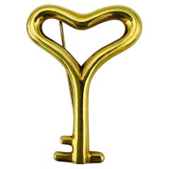 Retro 1993 Angela Cummings Yellow Gold Heart Key Brooch 