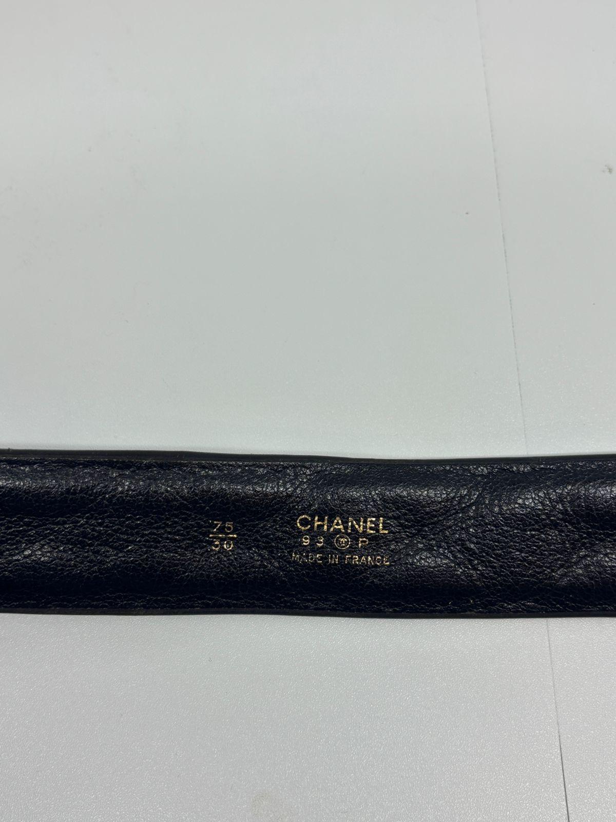 Cintura vintage Chanel in pelle trapuntata. Molto classico con fibbia dorata intrecciata. Il filo è leggermente tirato intorno ai fori del cappio. La pelle si è ammorbidita.