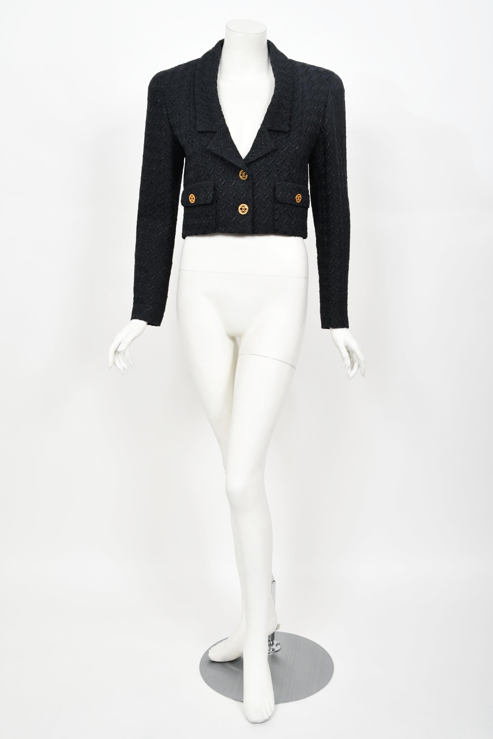 Vintage 1993 Chanel by Karl Lagerfeld Runway Midnight Blue Wool Cropped Jacket  In Good Condition In Beverly Hills, CA