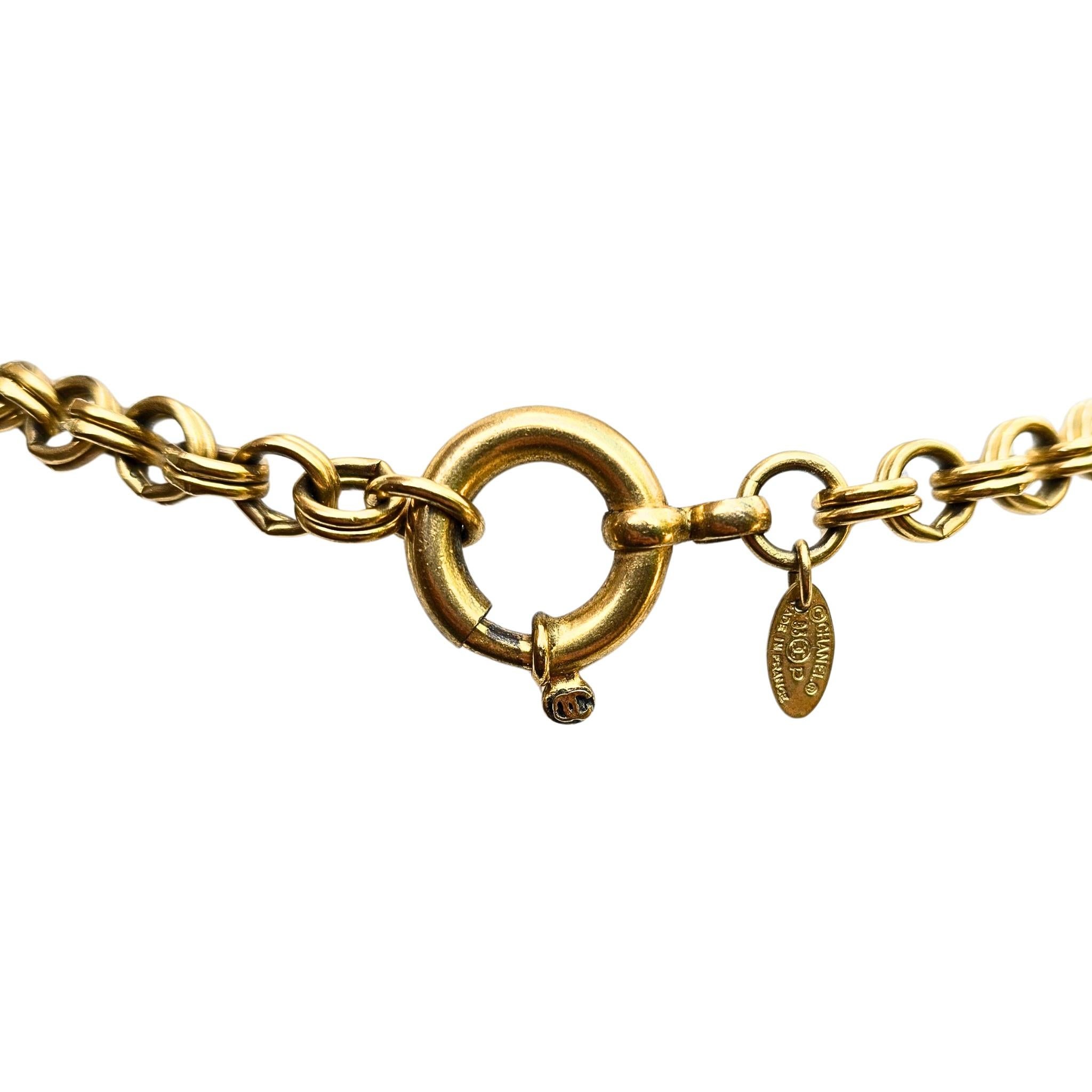 This is a beautiful and highly sought after Chanel 24K yellow gold plated CC medallion pendant necklace, circa 1993.  The fluted / rope design medallion hangs on a chunky, long chain.

The Details:
Necklace Length: 76 cm / 30 inches
Medallion /