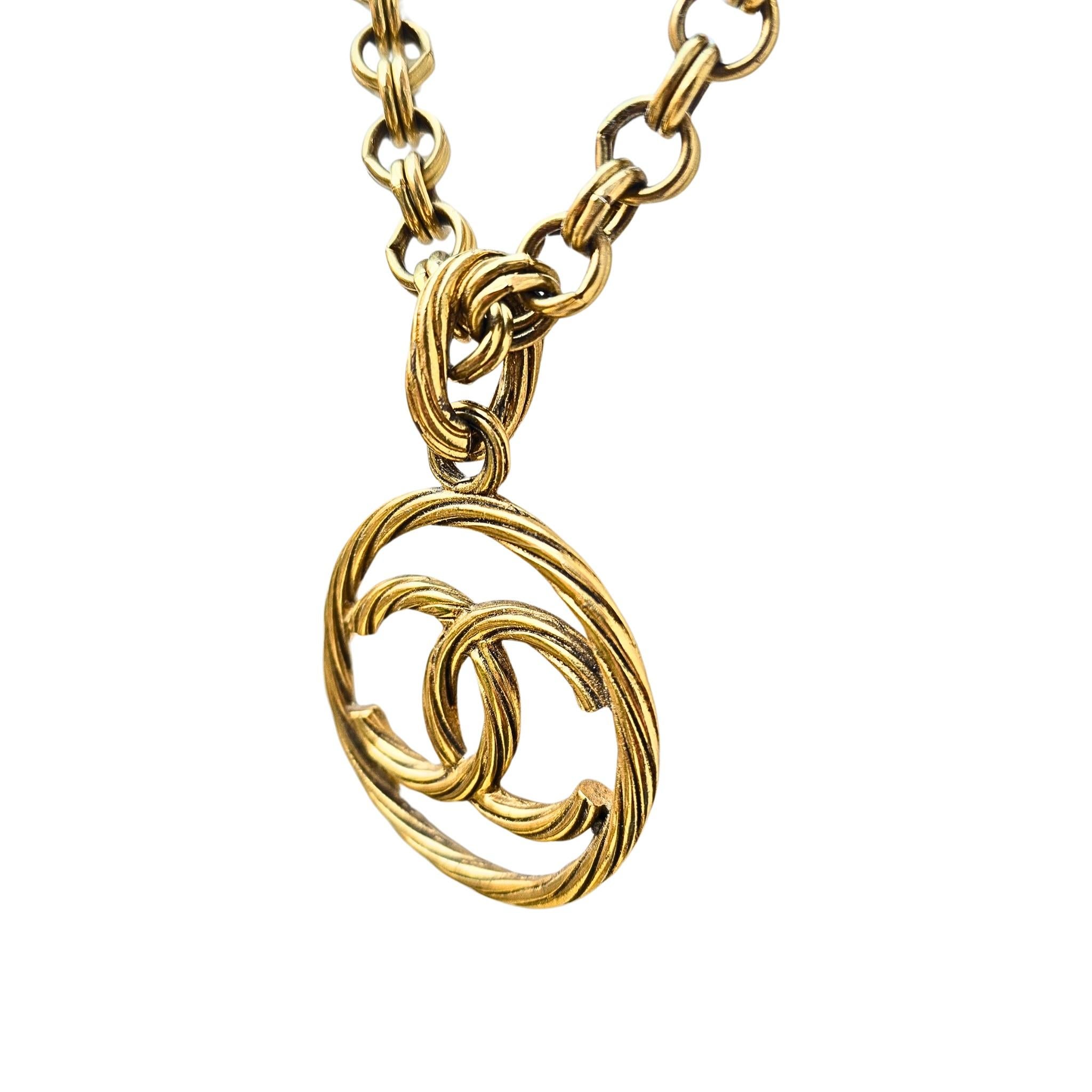 Vintage 1993 Chanel CC Medallion Long Chain Chunky Necklace 24K Gold Plated In Excellent Condition For Sale In West Sussex, GB