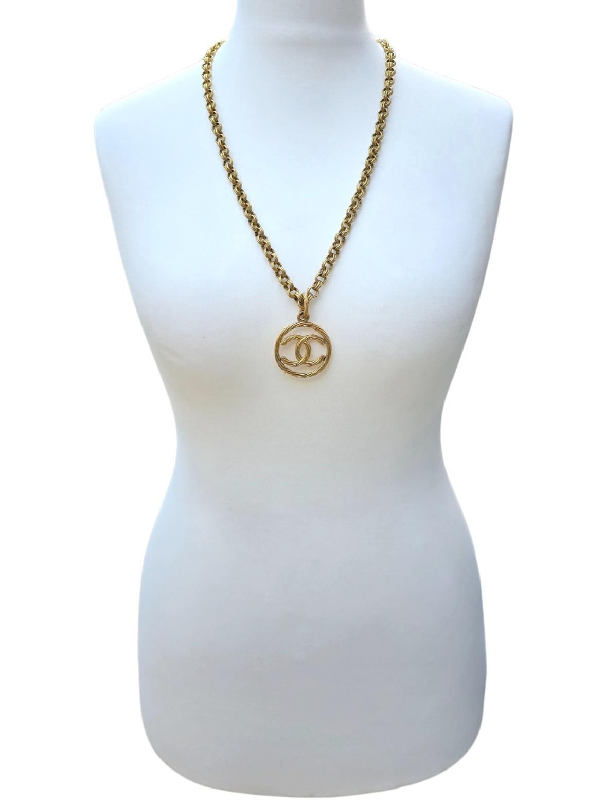 Vintage 1993 Chanel CC Medallion Long Chain Chunky Necklace 24K Gold Plated For Sale 2