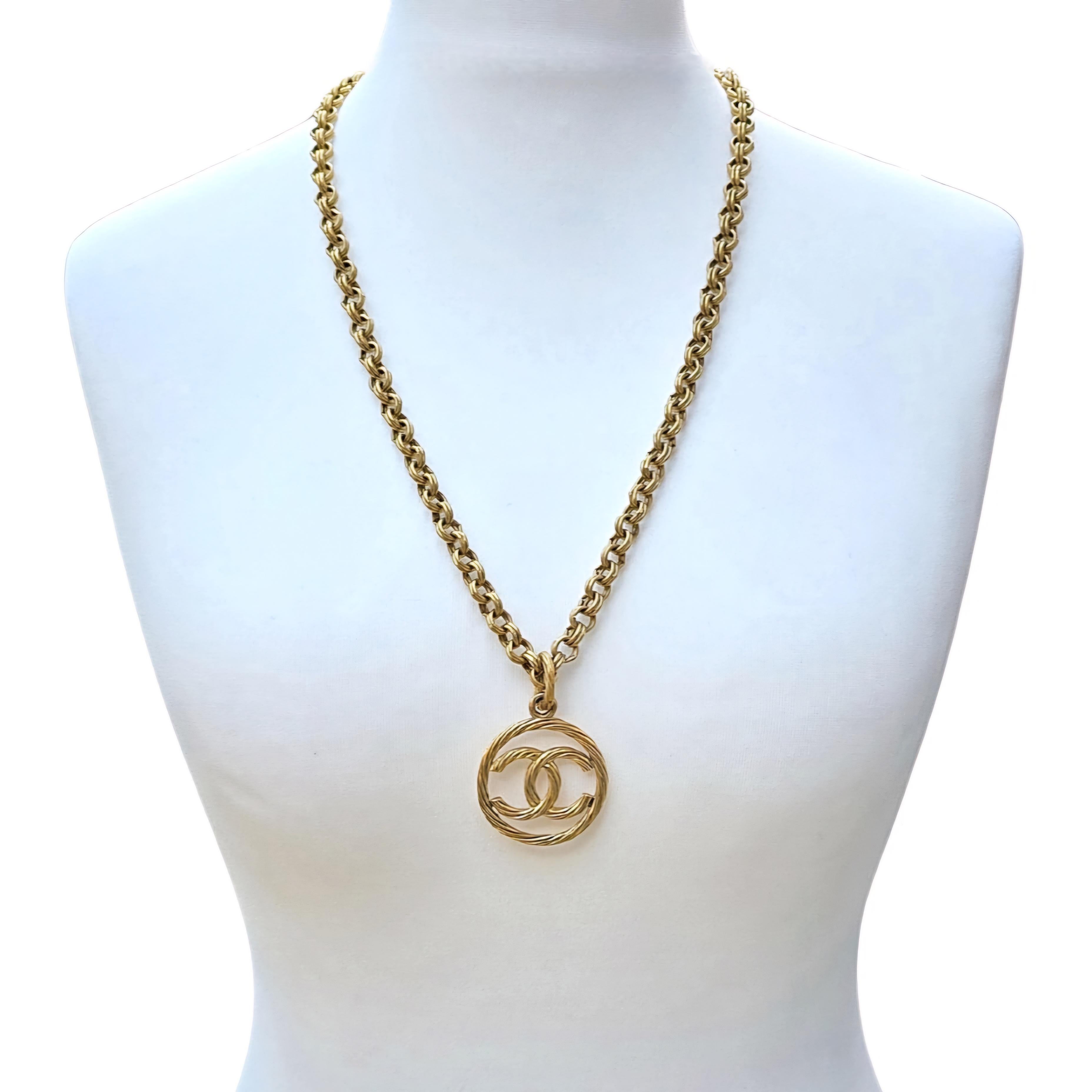 Vintage 1993 Chanel CC Medallion Long Chain Chunky Necklace 24K Gold Plated For Sale 3