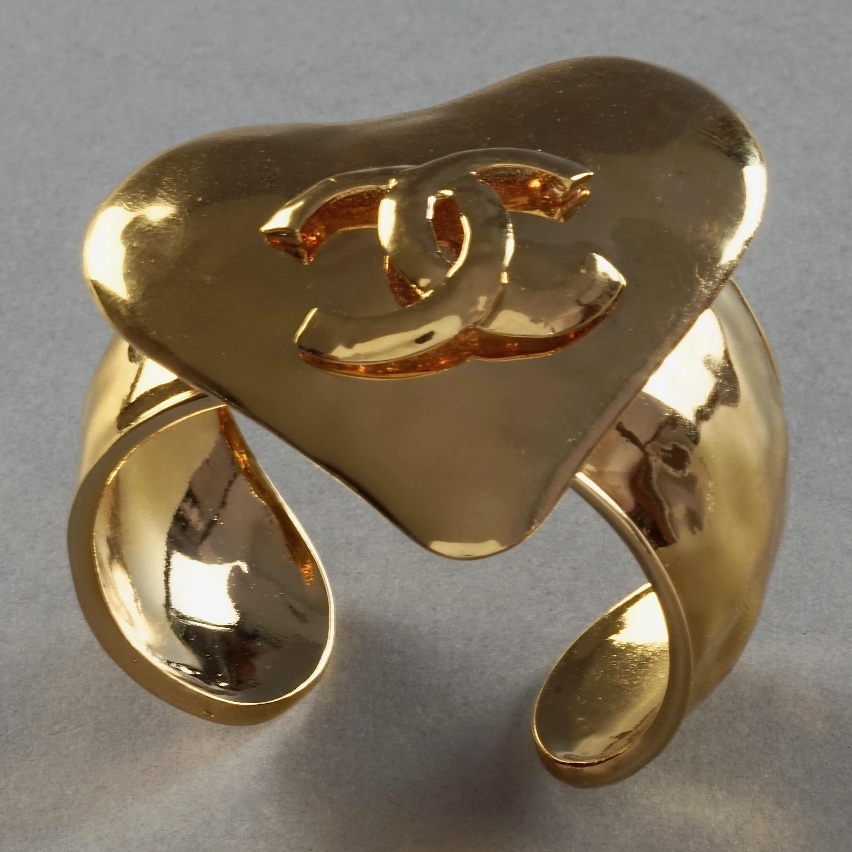 Vintage 1993 CHANEL Logo Heart Cuff Bracelet In Excellent Condition In Kingersheim, Alsace