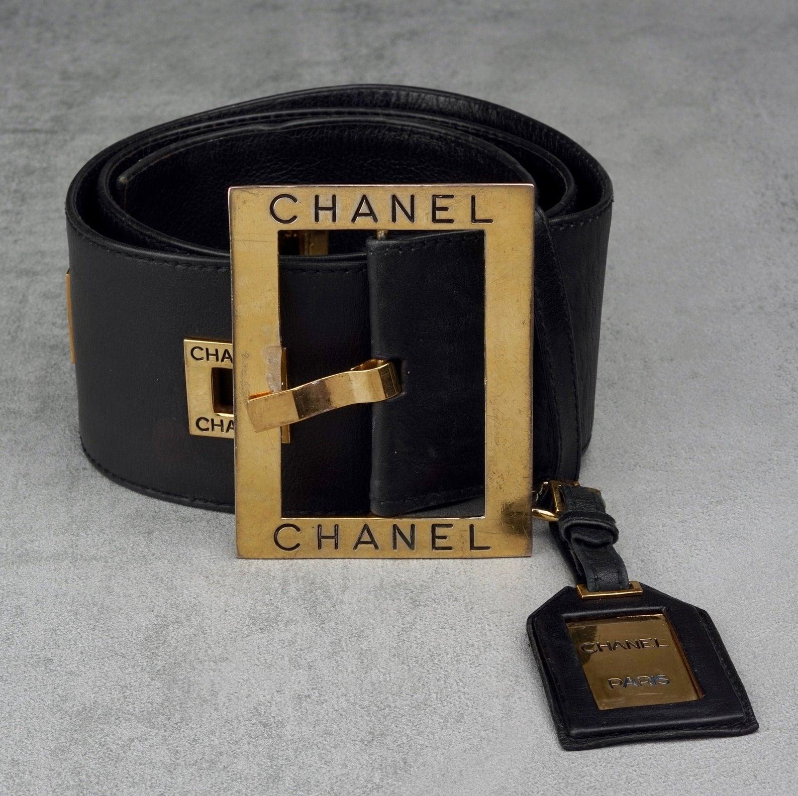 Vintage 1993 CHANEL Luggage Tag Logo Belt

Measurements:
Buckle Height: 3.46 inches (8.8 cm)
Strap Height: 2.56 inches (6.5 cm)
Wearable Length: 20.47 inches to 34.64 inches (52 cm to 88 cm)
*** 7 cm in between each holes

Features:
- 100% Authentic