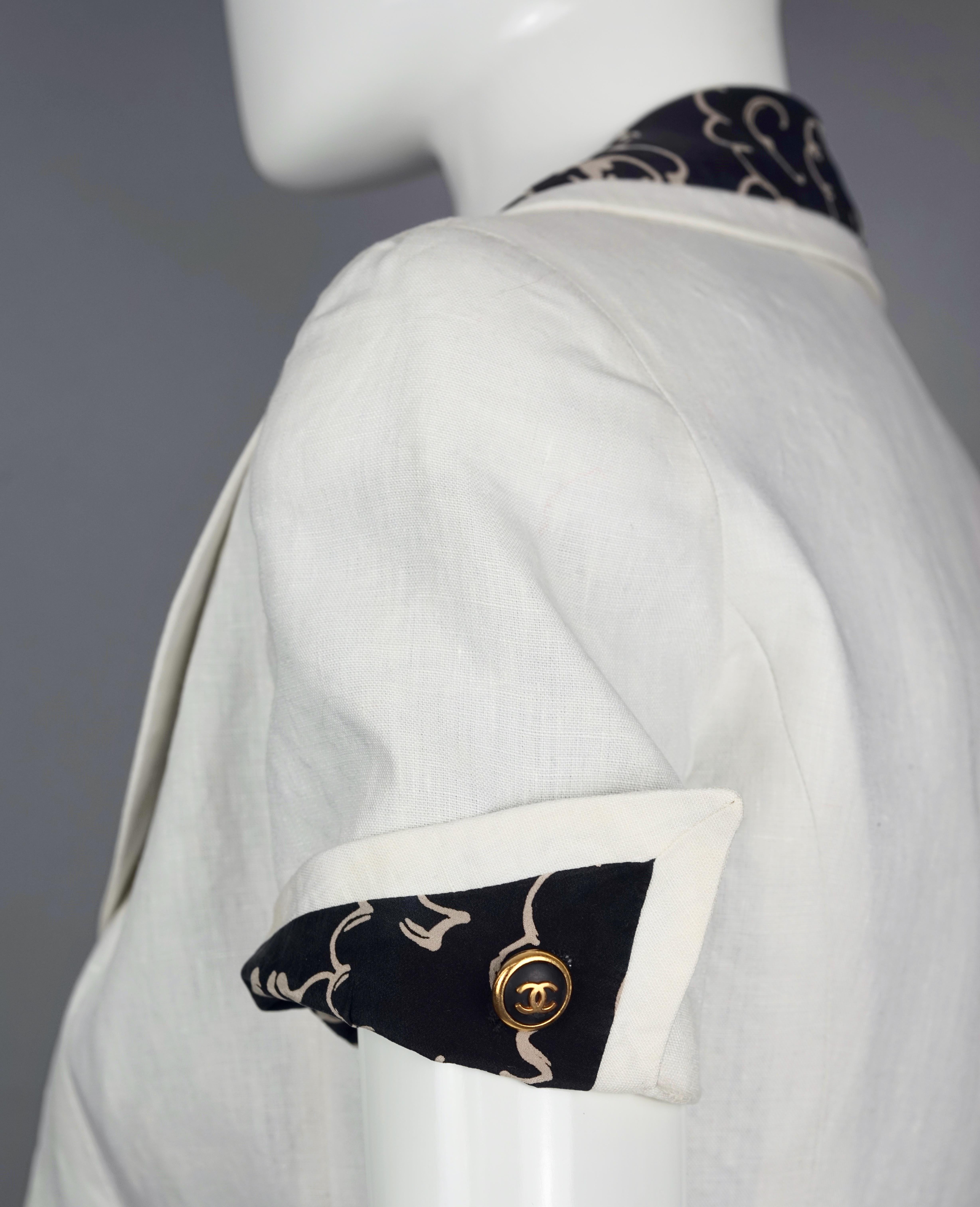 Women's Vintage 1993 CHANEL White Linen Logo Silk Lining CC Chain Button Jacket For Sale