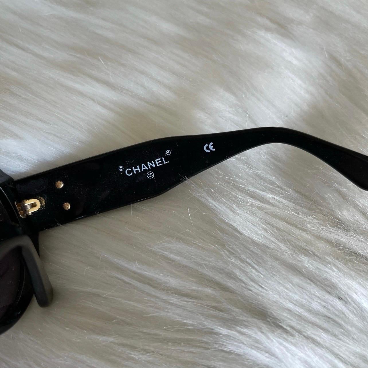 Vintage 1993 Iconic CHANEL CC Lenses Black Sunglasses In Excellent Condition In Malibu, CA