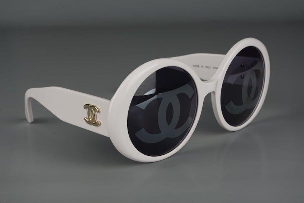 Vintage 1993 Iconic CHANEL CC Logo Lenses White Sunglasses

Measurements:
Height: 2.40 inches (6.1 cm)
Frame Width: 5.66 inches (14.4 cm)
Temples: 4.72 inches (12 cm)

Similar model as seen on Kate Moss.
From CHANEL Spring/ Summer 1993