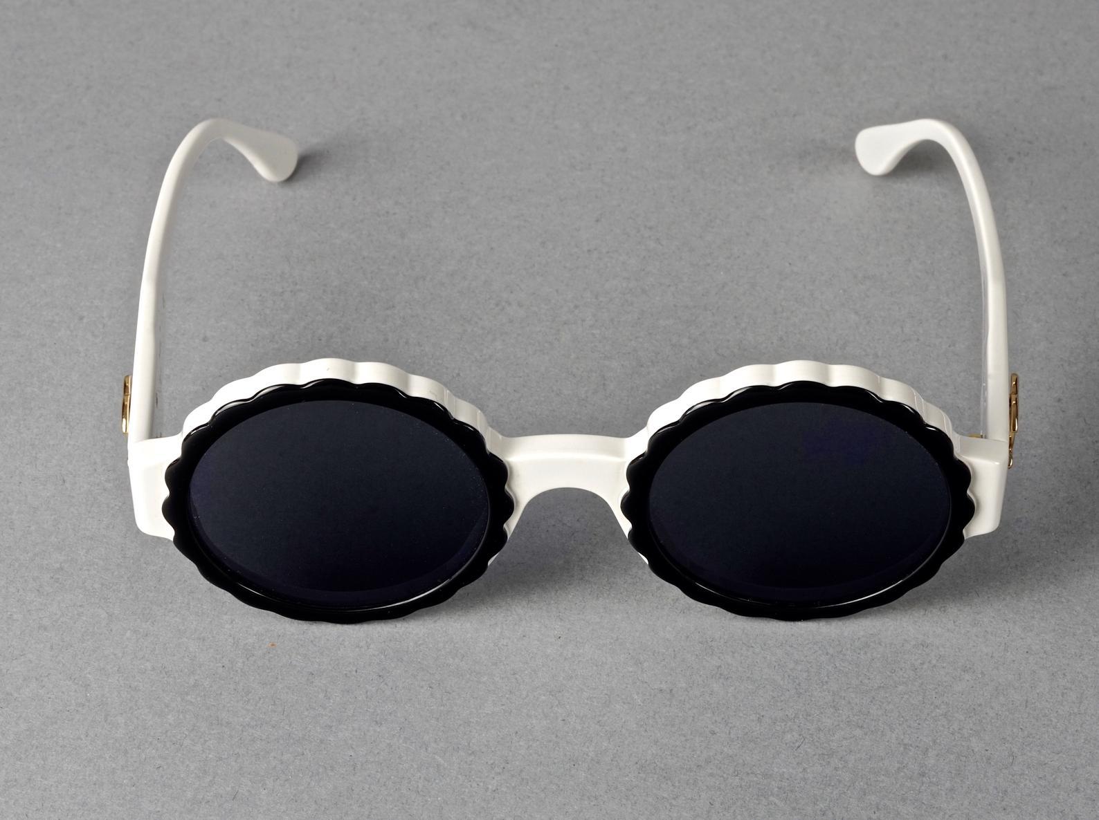 Vintage 1993 Iconic CHANEL PARIS Camellia Round Sunglasses

Measurements:
Height: 1.96 inches (5 cm)
Frame Width: 5.27 inches (13.4 cm)
Temples: 5.11 inches (13 cm)

As seen on Rihanna.
From CHANEL Spring/ Summer 1993 collection.

Features:
- 100%