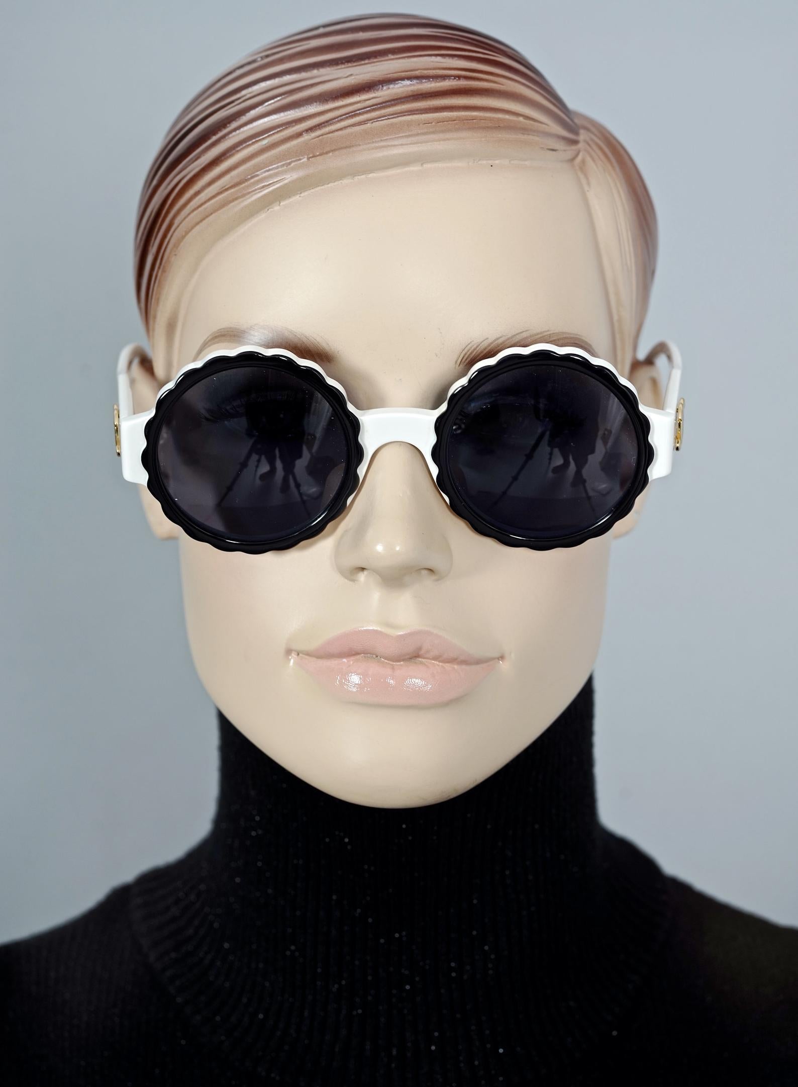 Women's or Men's Vintage 1993 Iconic CHANEL PARIS Camellia Round Sunglasses