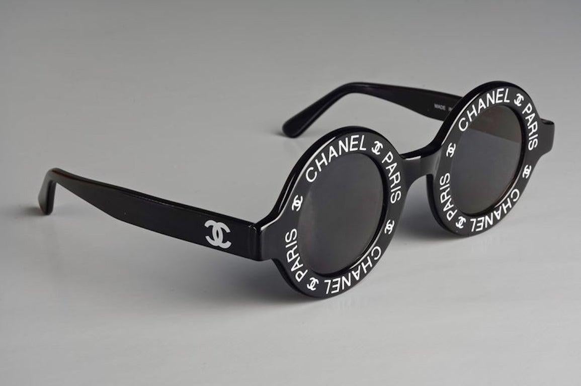 Vintage 1993 Iconic CHANEL PARIS CC Logo Round Black Sunglasses

Measurements:
Height: 2.12 inches (5.4 cm)
Frame Width: 5.51 inches (14 cm)
Temples: 5.23 inches (13.3 cm)

From CHANEL Spring/ Summer 1993 collection.

Features:
- 100% Authentic