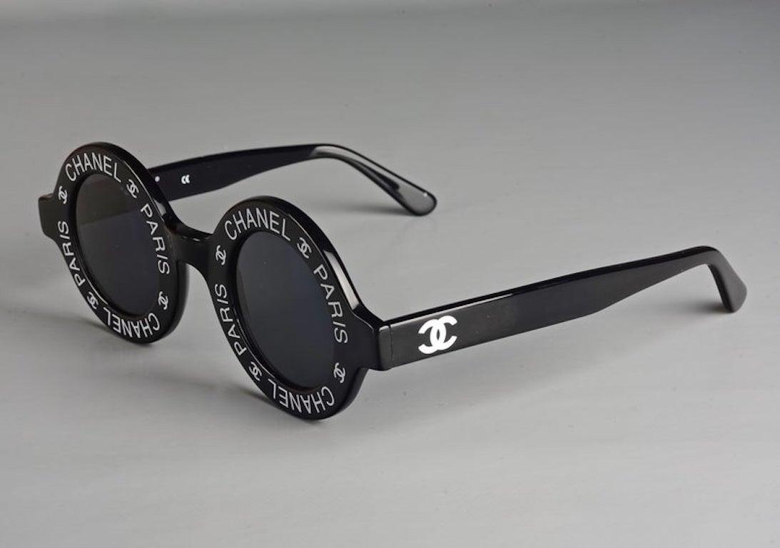Noir Vintage 1993 Iconique CHANEL PARIS CC Logo Lunettes de soleil rondes noires