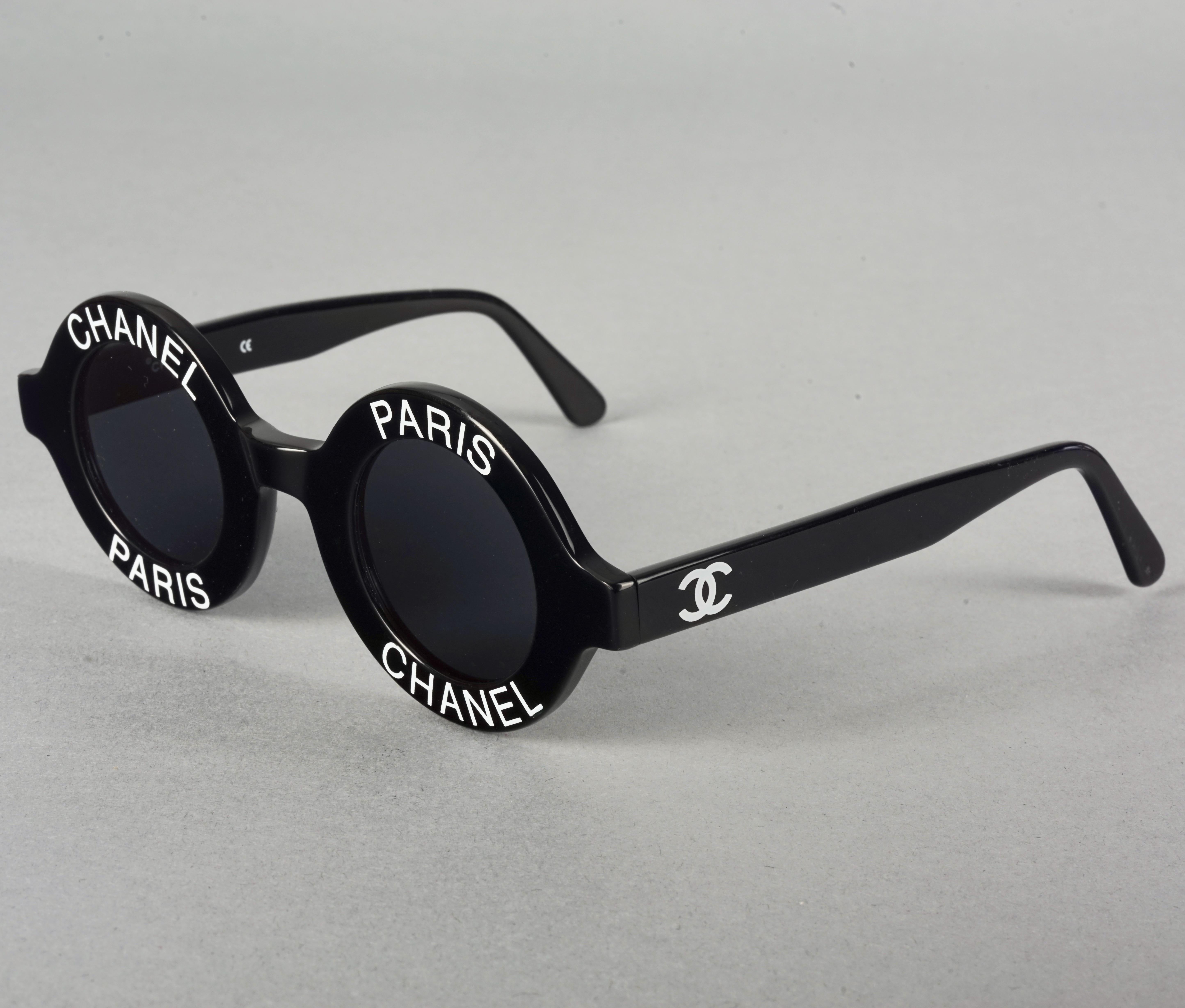 Vintage 1993 Iconic CHANEL PARIS CC Logo Round Black Sunglasses In Excellent Condition For Sale In Kingersheim, Alsace