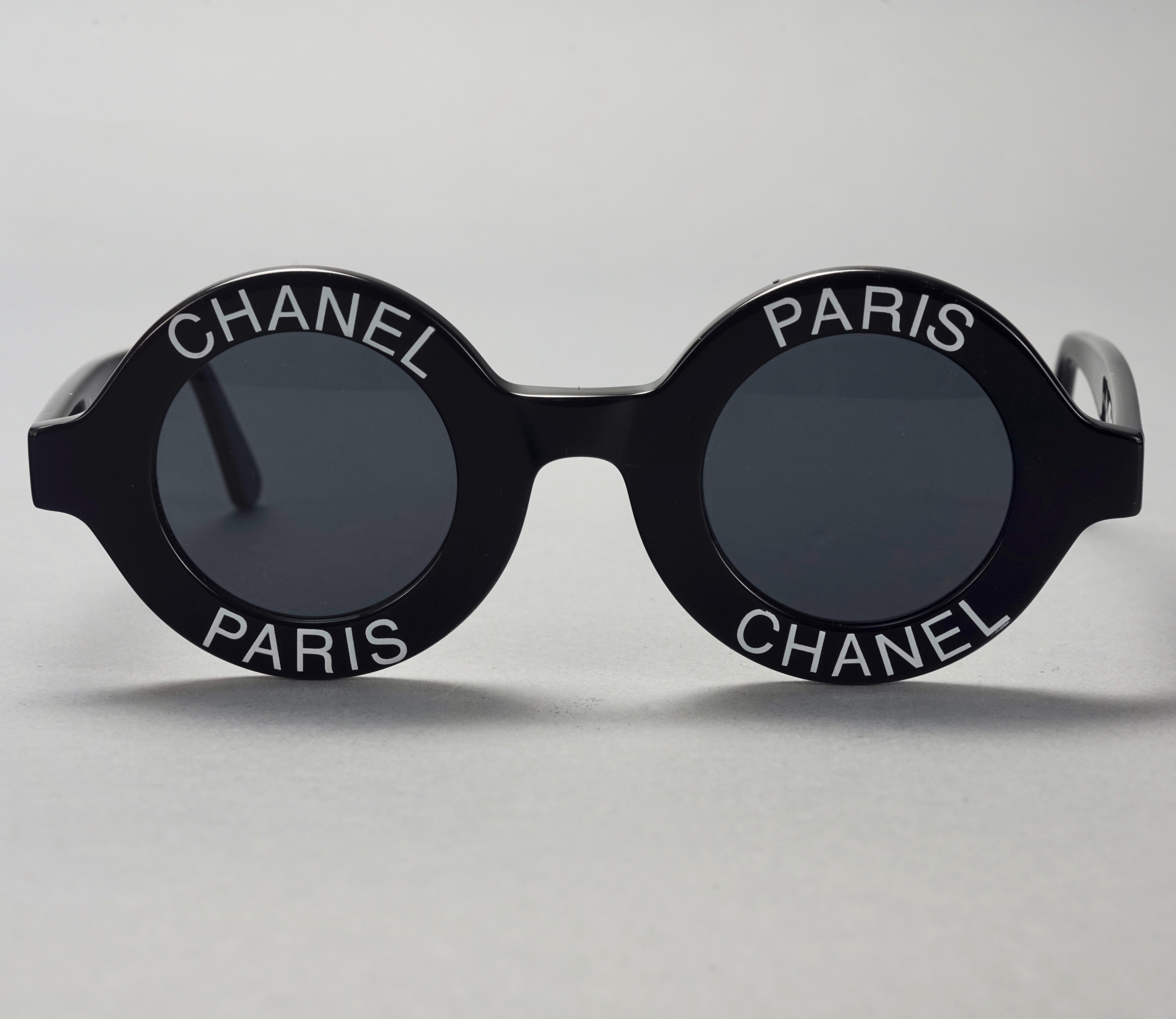 Lunettes de soleil vintage CHANEL PARIS rondes noires avec logo CC emblématique, 1993 en vente 1