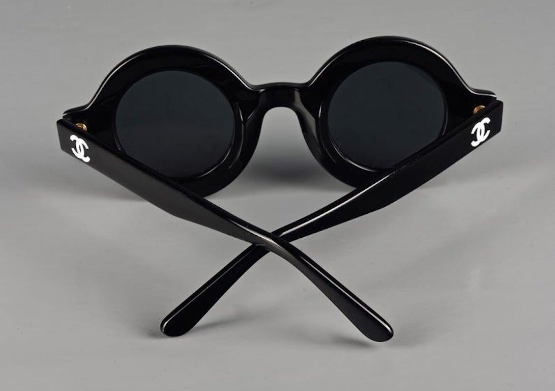 Vintage 1993 Iconic CHANEL PARIS CC Logo Round Black Sunglasses In Excellent Condition In Kingersheim, Alsace