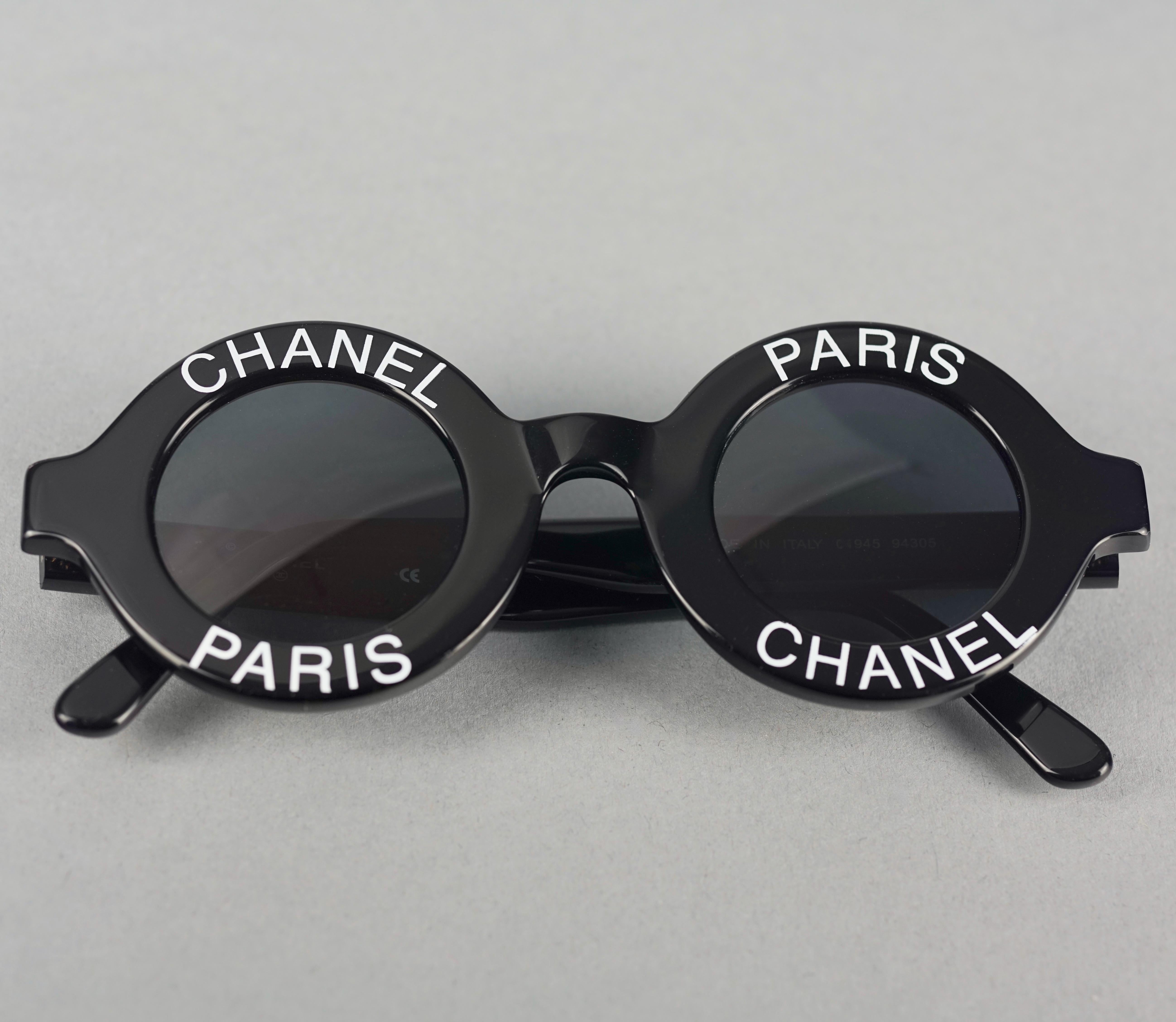 Lunettes de soleil vintage CHANEL PARIS rondes noires avec logo CC emblématique, 1993 en vente 2
