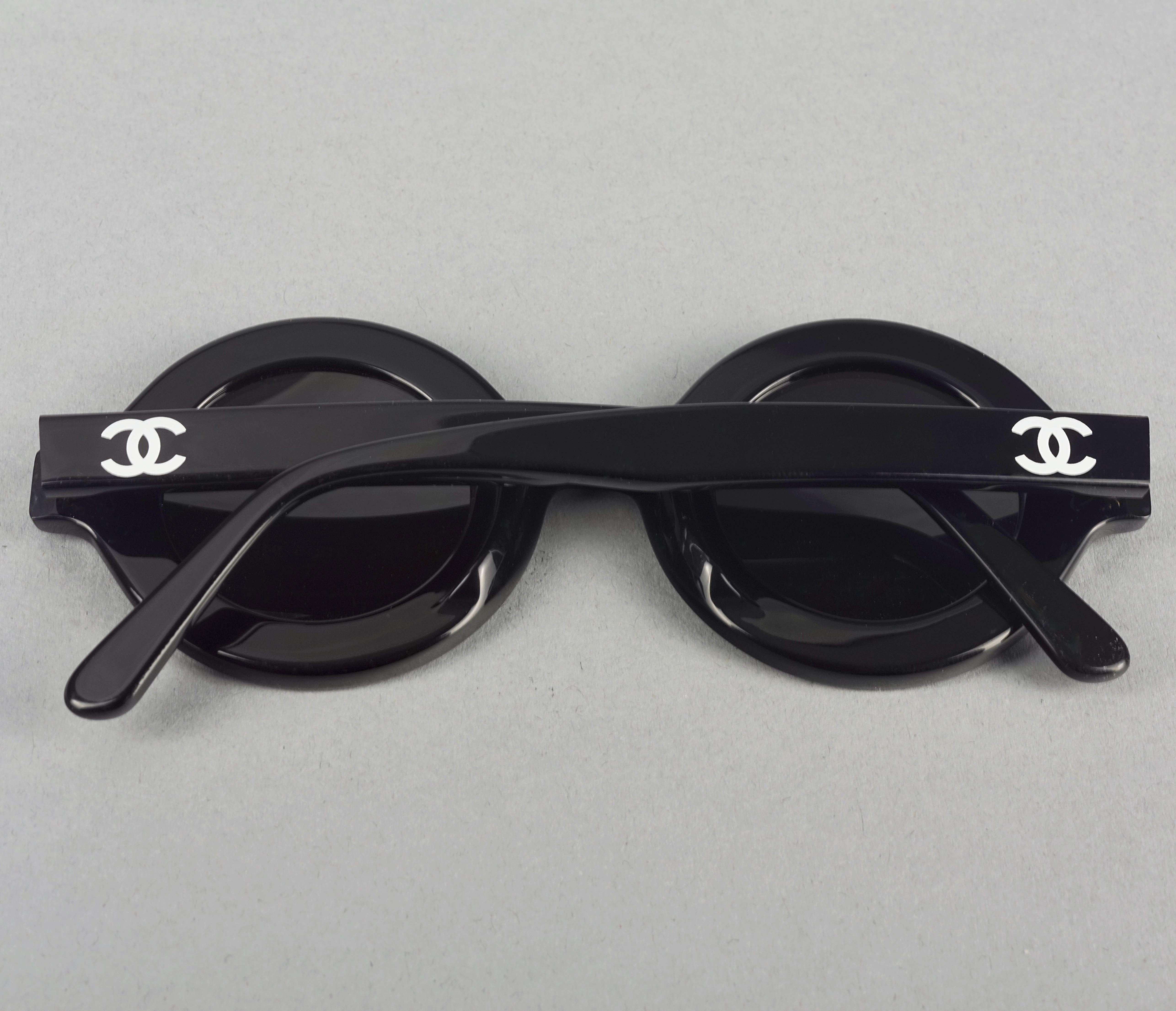 Lunettes de soleil vintage CHANEL PARIS rondes noires avec logo CC emblématique, 1993 en vente 3