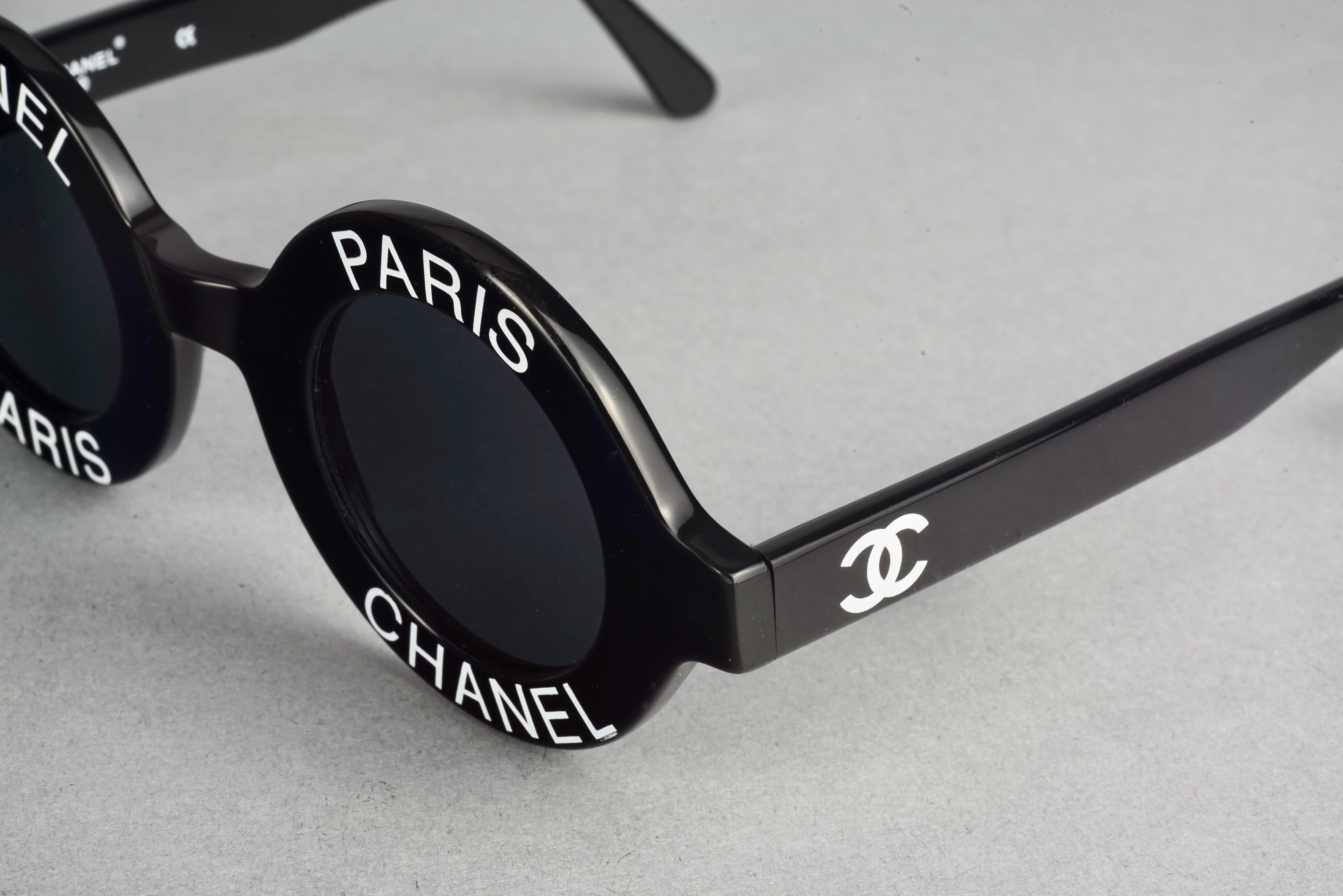 Vintage 1993 Iconic CHANEL PARIS CC Logo Round Black Sunglasses For Sale 4