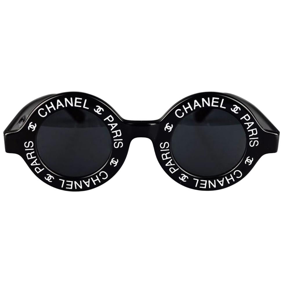 Vintage CHANEL black round frame mod sunglasses with white CHANEL PARIS  print For Sale at 1stDibs