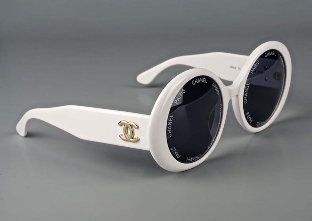 Vintage 1993 Iconic CHANEL PARIS Lens Round White Sunglasses As Seen On Rihana In Excellent Condition In Kingersheim, Alsace